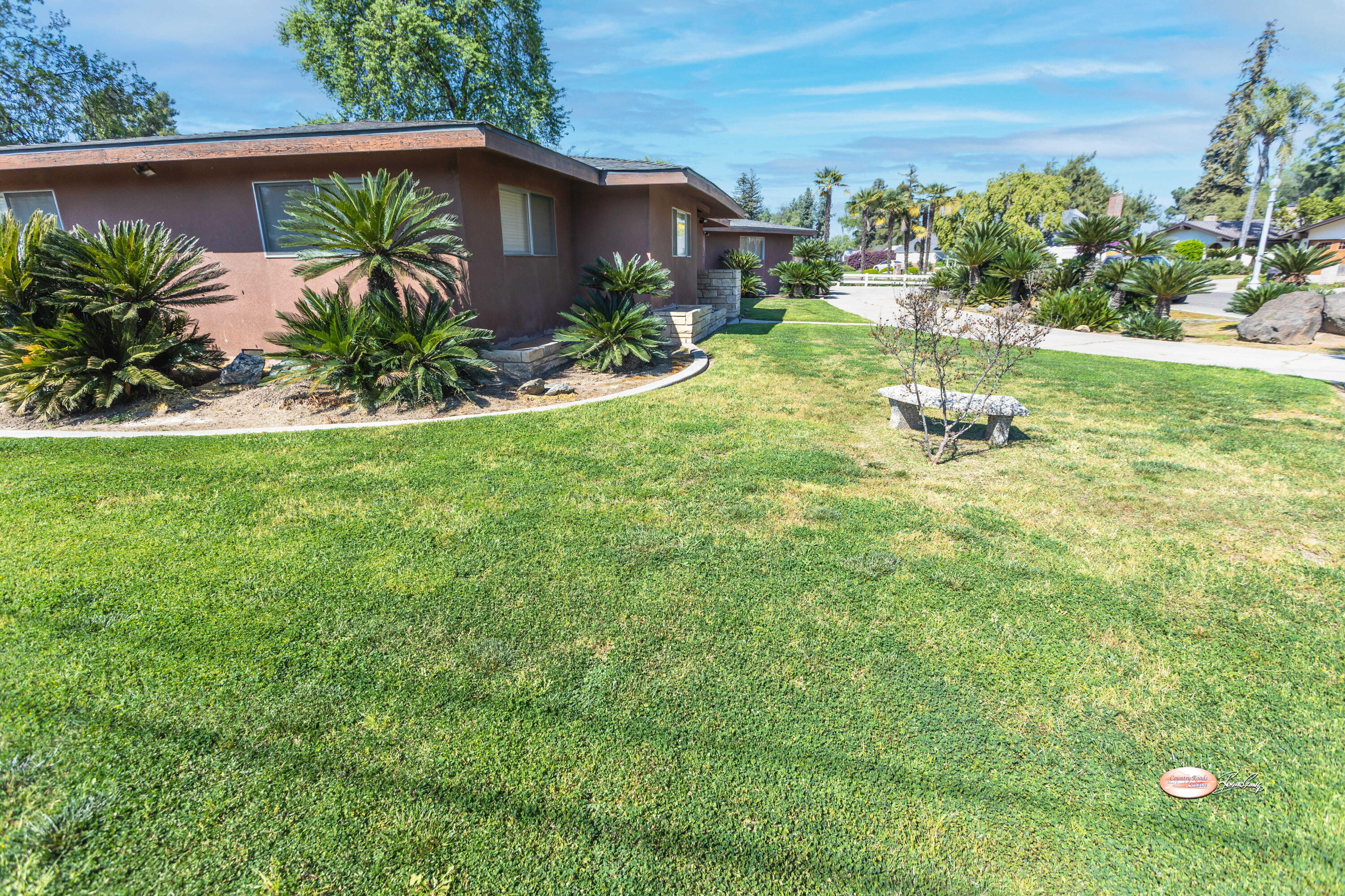 1019 N Manor Dr, Tulare, CA 93274