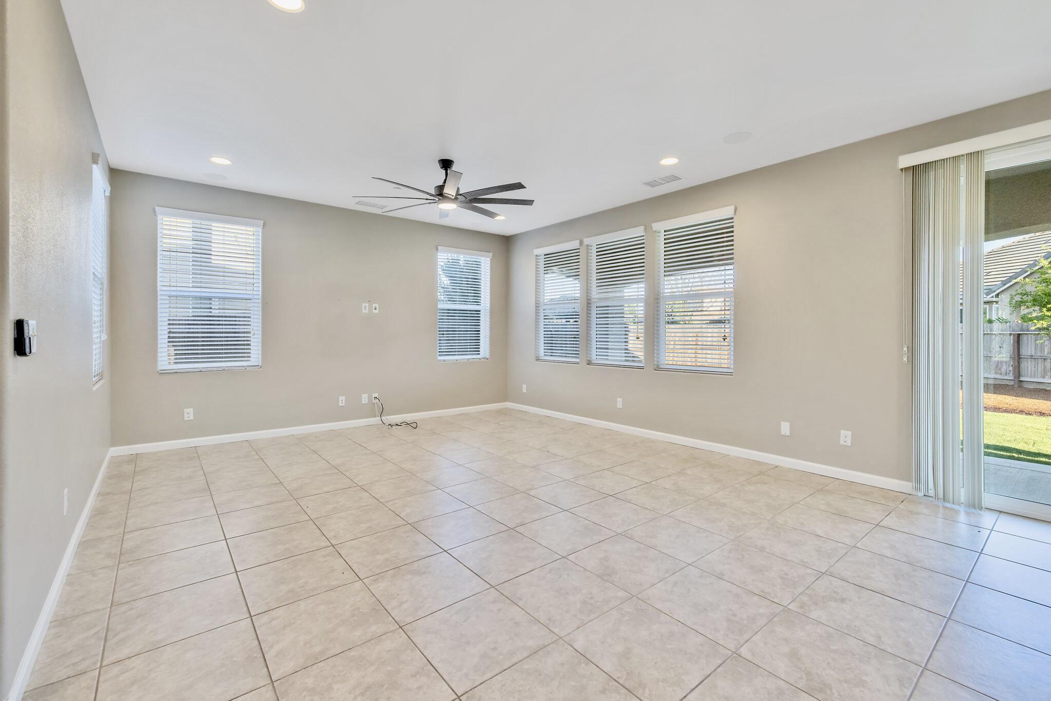 3698 Sussex Ave, Clovis, CA 93619