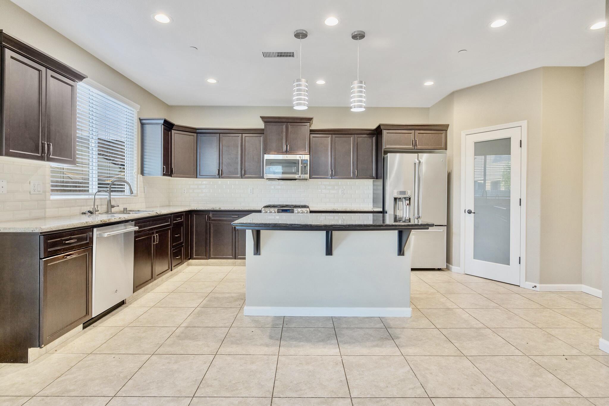 3698 Sussex Ave, Clovis, CA 93619