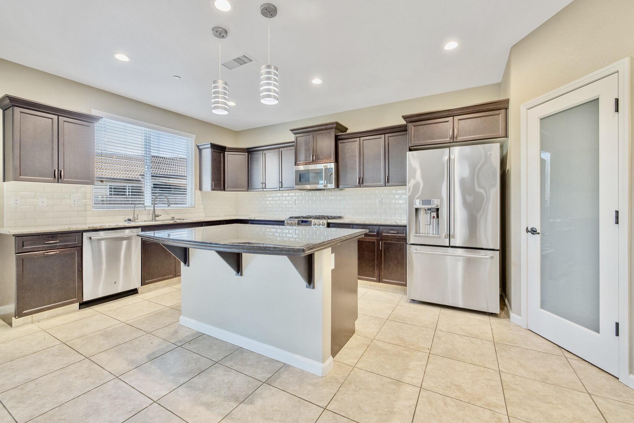 3698 Sussex Ave, Clovis, CA 93619