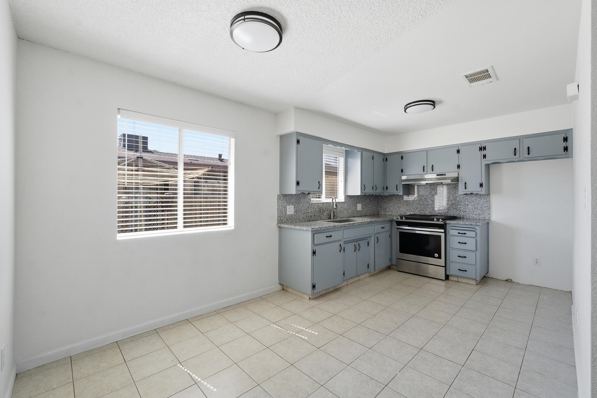 285 E Jayne Ave, Tipton, CA 93272