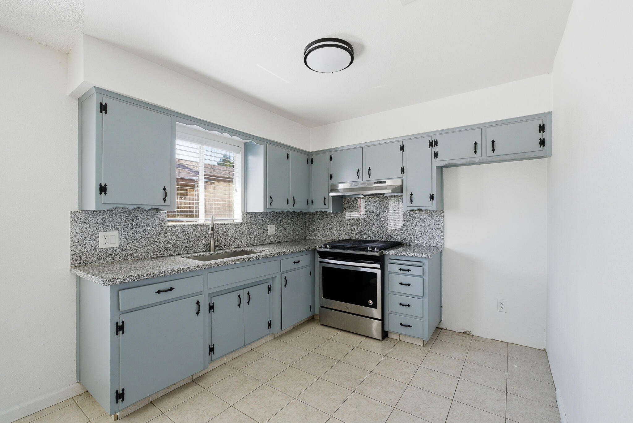 285 E Jayne Ave, Tipton, CA 93272