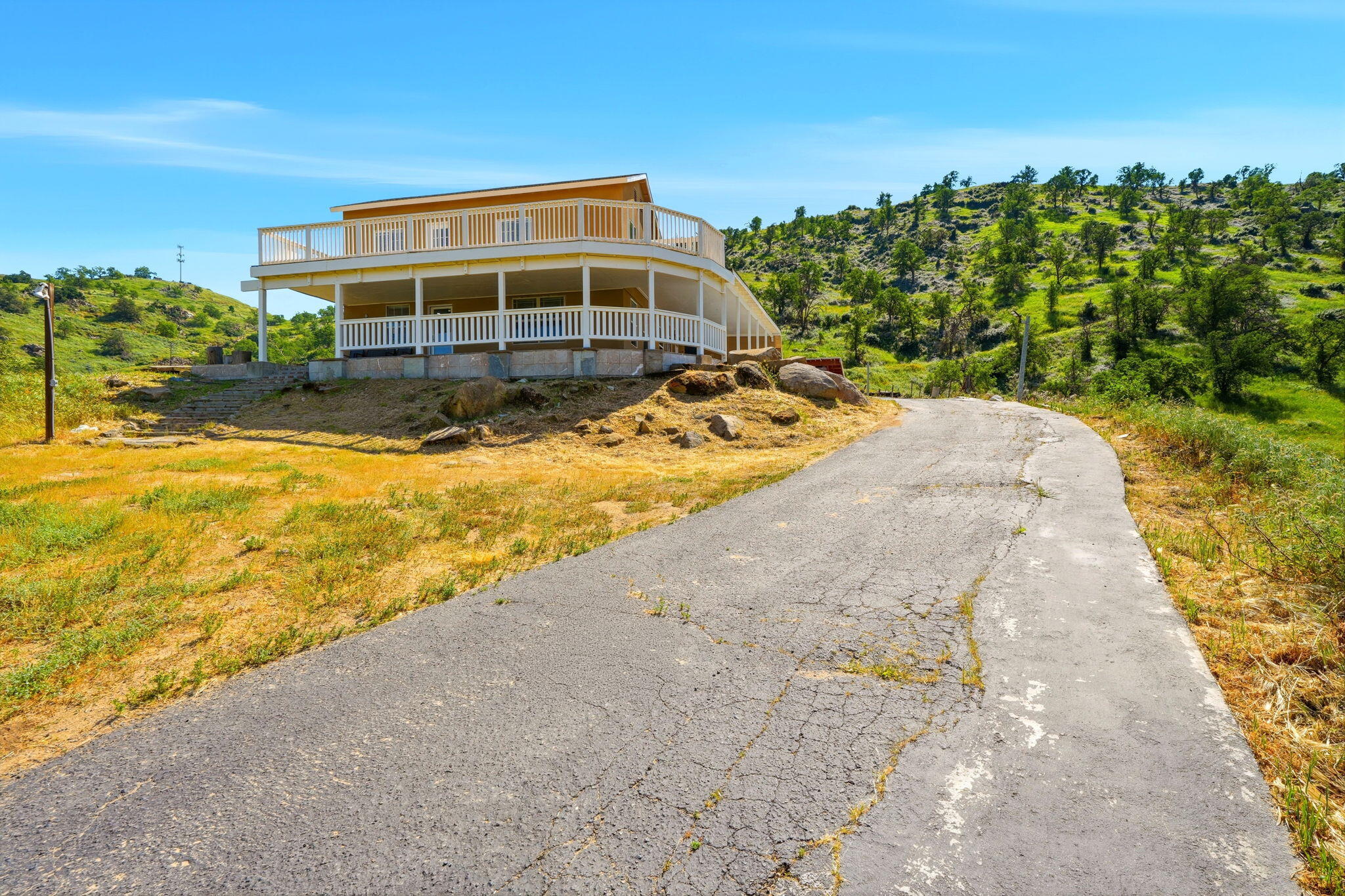 34453 Sierra Dr, Lemon Cove, CA 93244