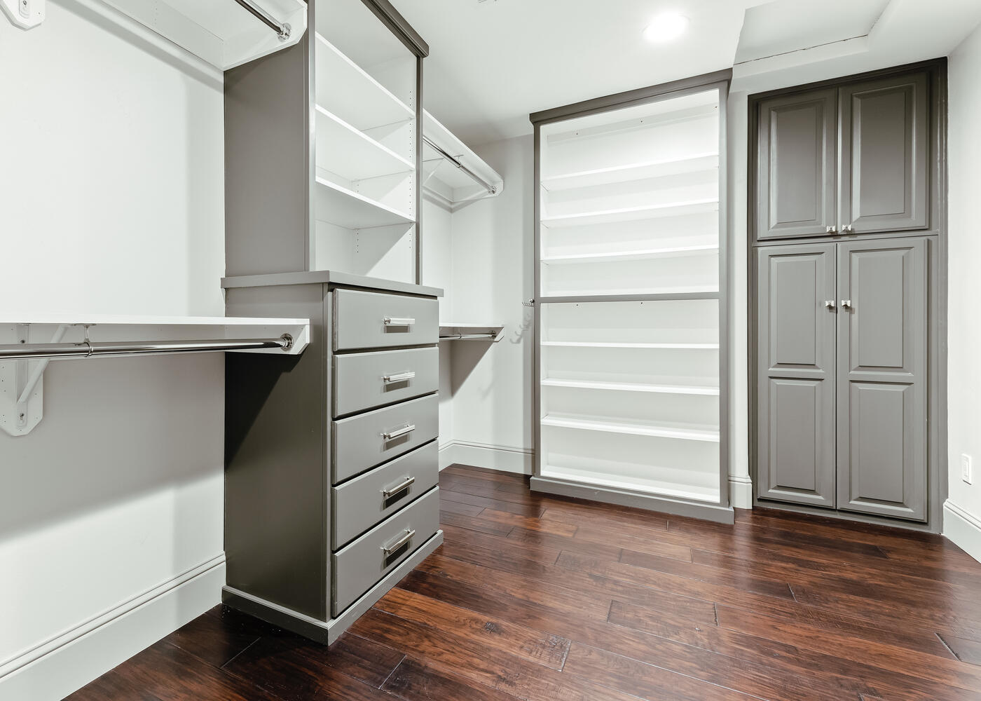 5721 W Prospect Dr, Visalia, CA 93291