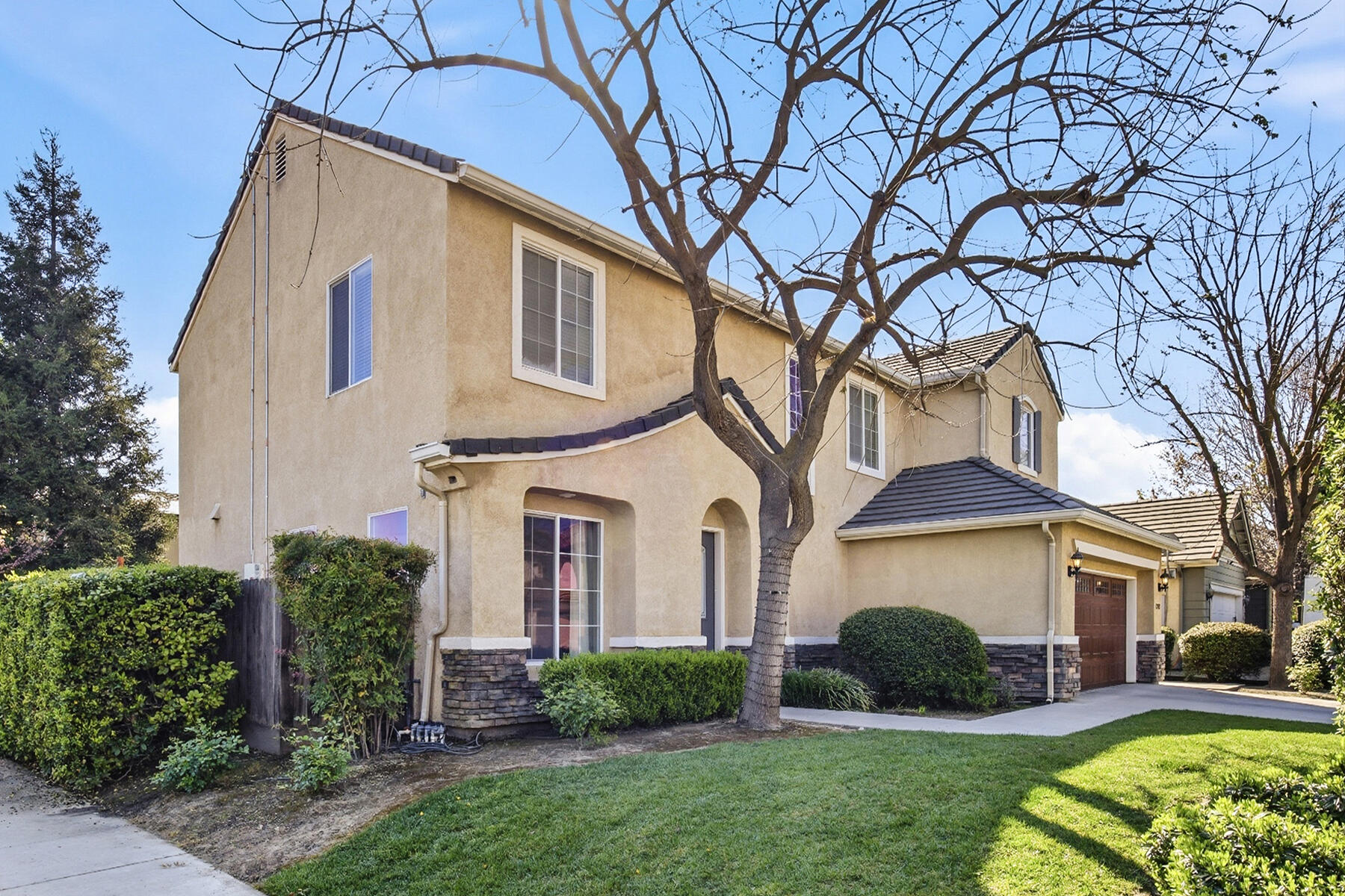 1242 N Julieann St, Visalia, CA 93291