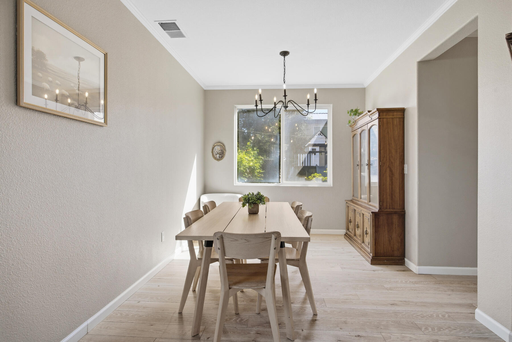 1242 N Julieann St, Visalia, CA 93291