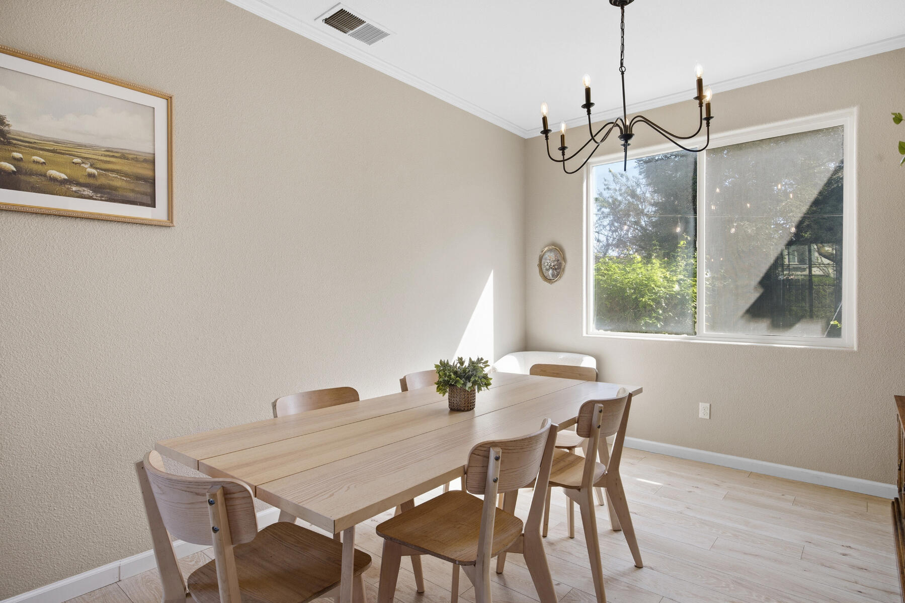 1242 N Julieann St, Visalia, CA 93291