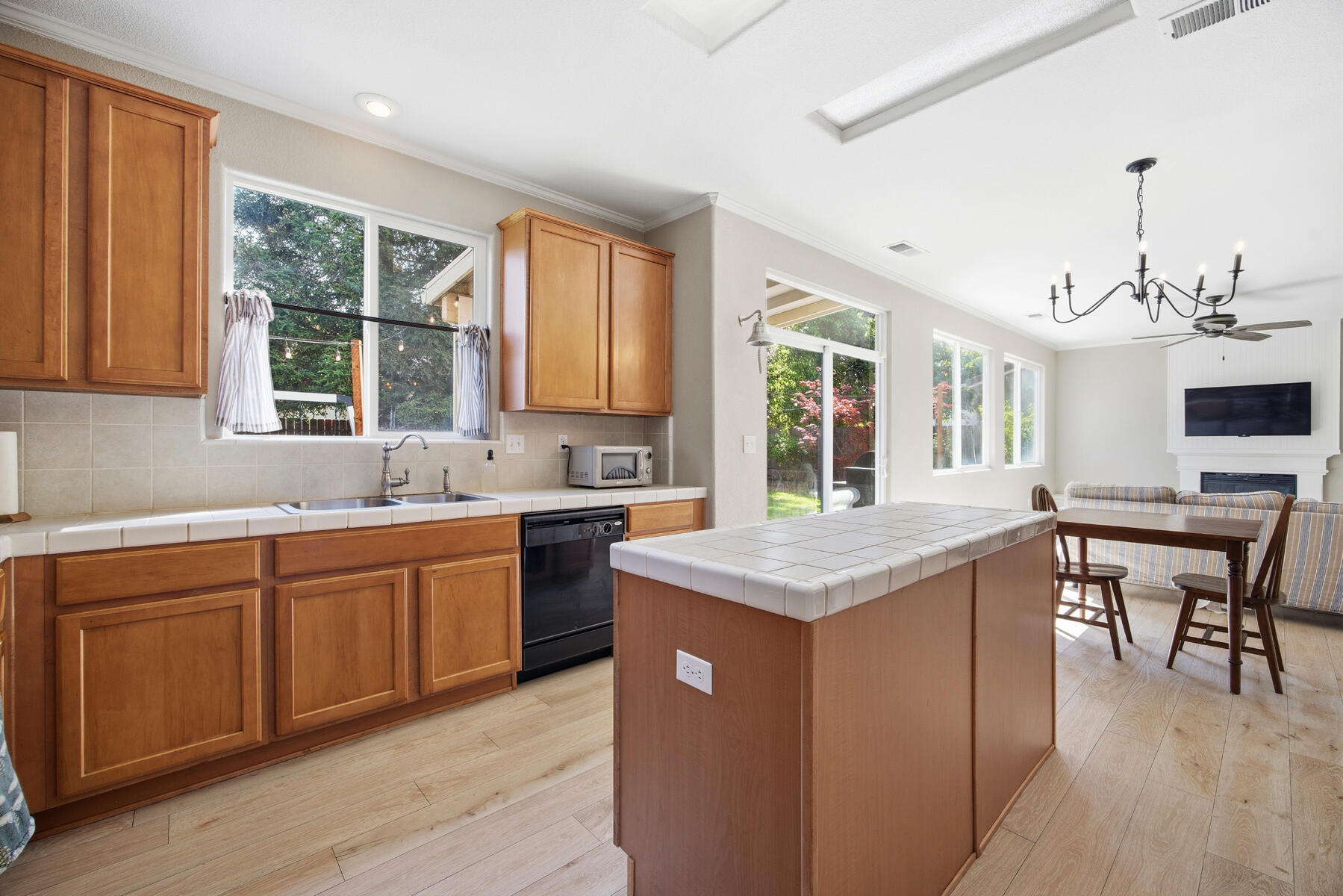 1242 N Julieann St, Visalia, CA 93291