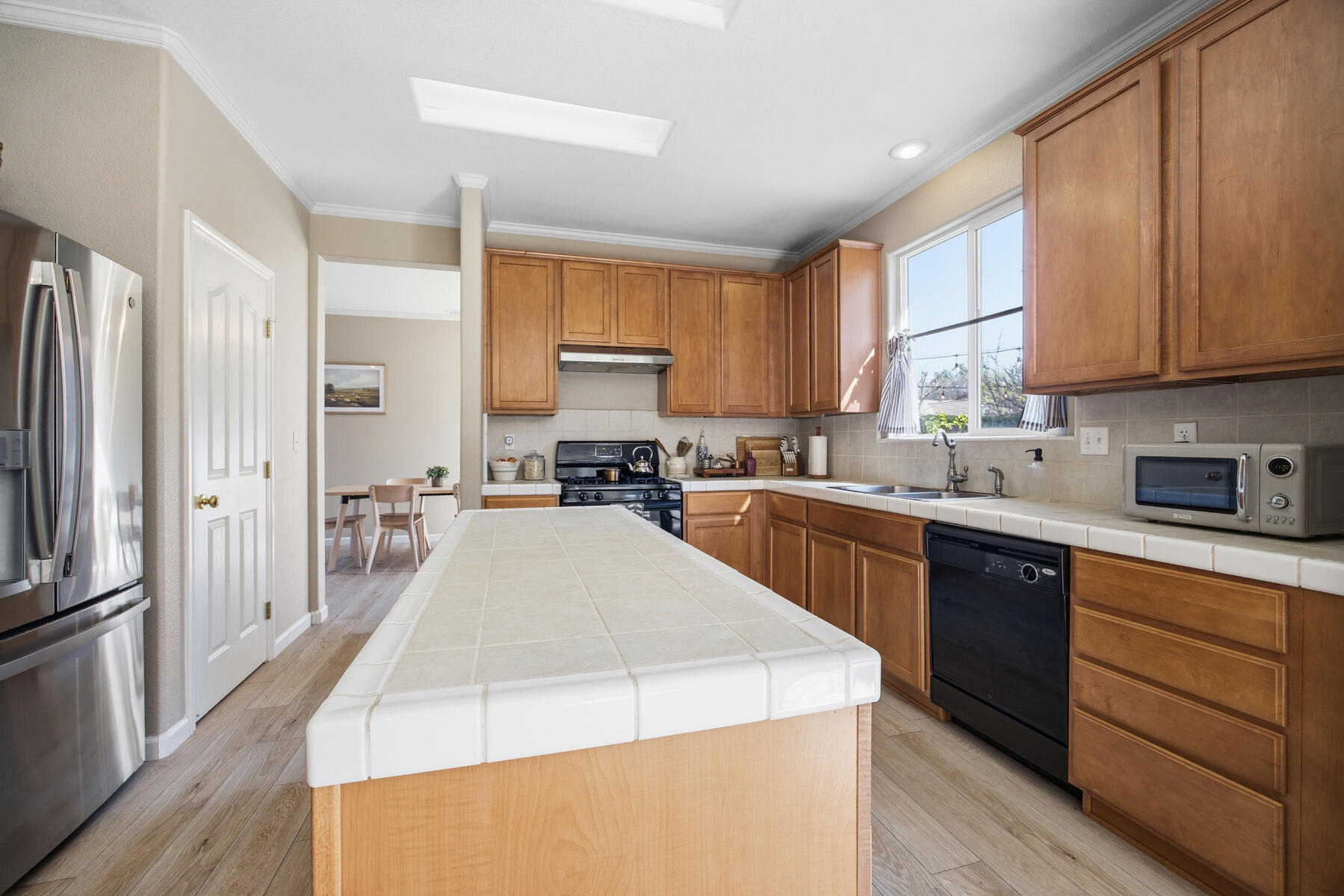 1242 N Julieann St, Visalia, CA 93291