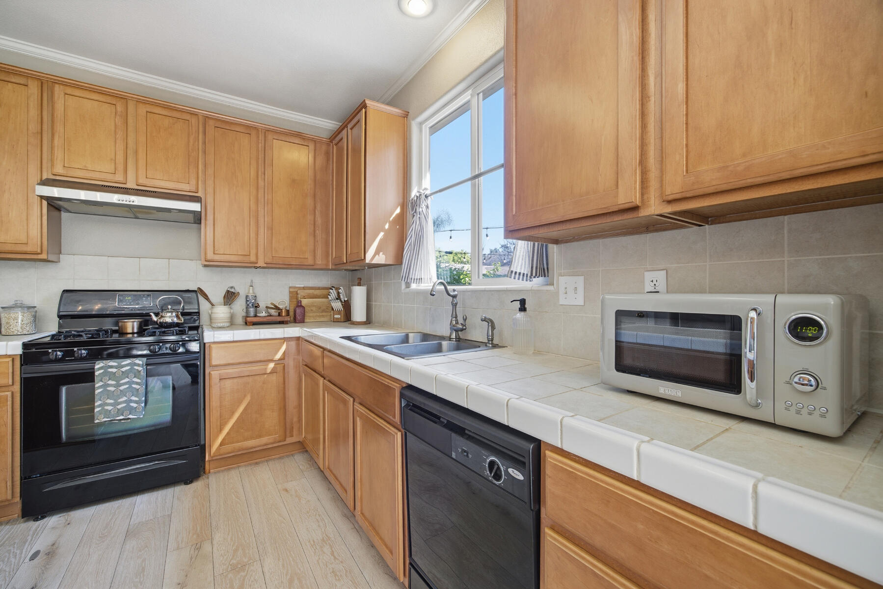 1242 N Julieann St, Visalia, CA 93291