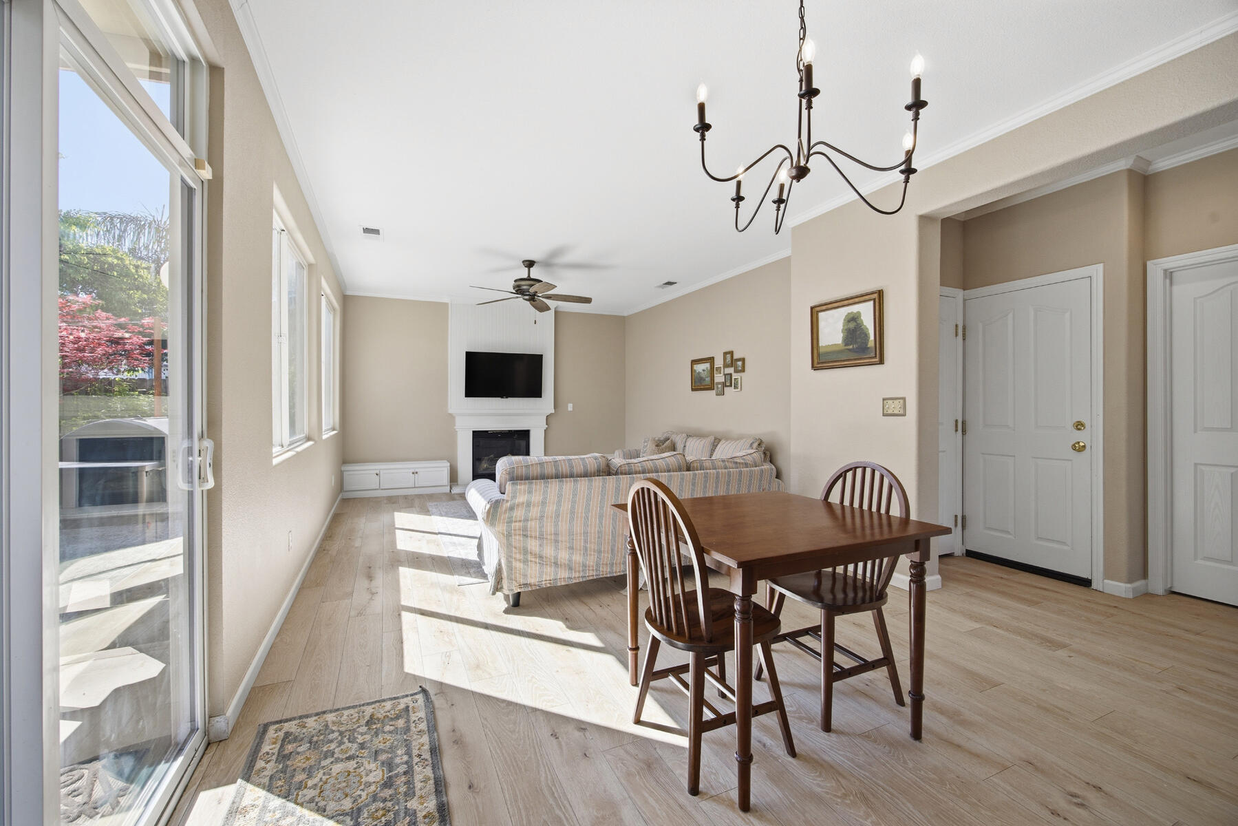 1242 N Julieann St, Visalia, CA 93291