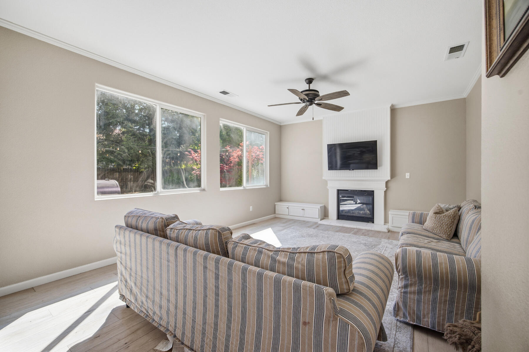 1242 N Julieann St, Visalia, CA 93291