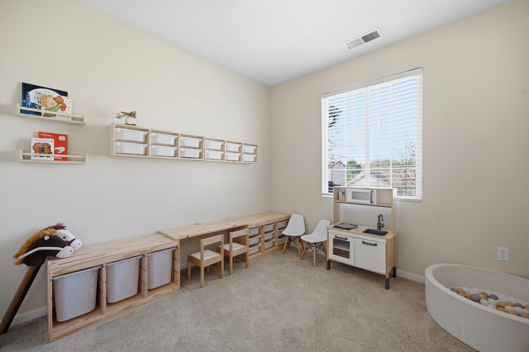 1242 N Julieann St, Visalia, CA 93291