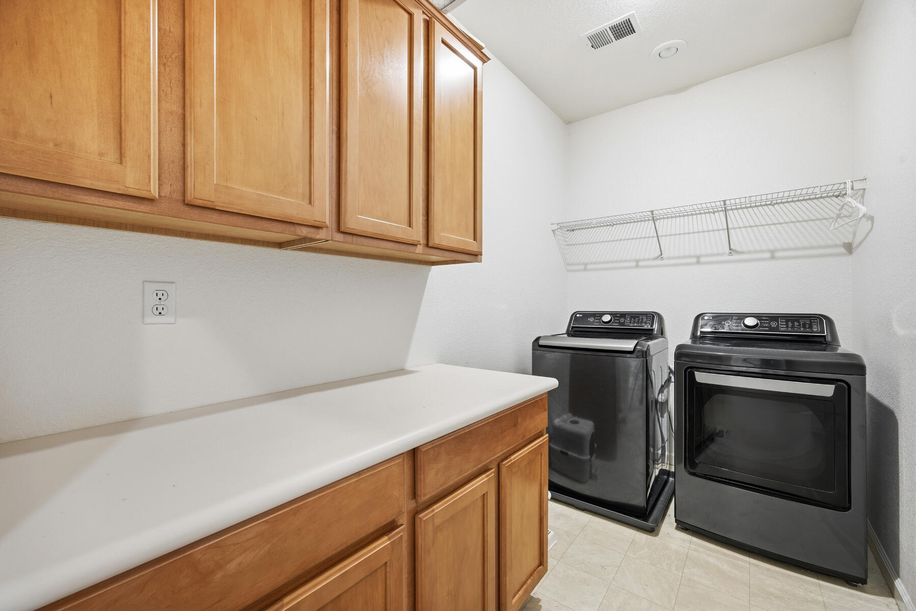 1242 N Julieann St, Visalia, CA 93291