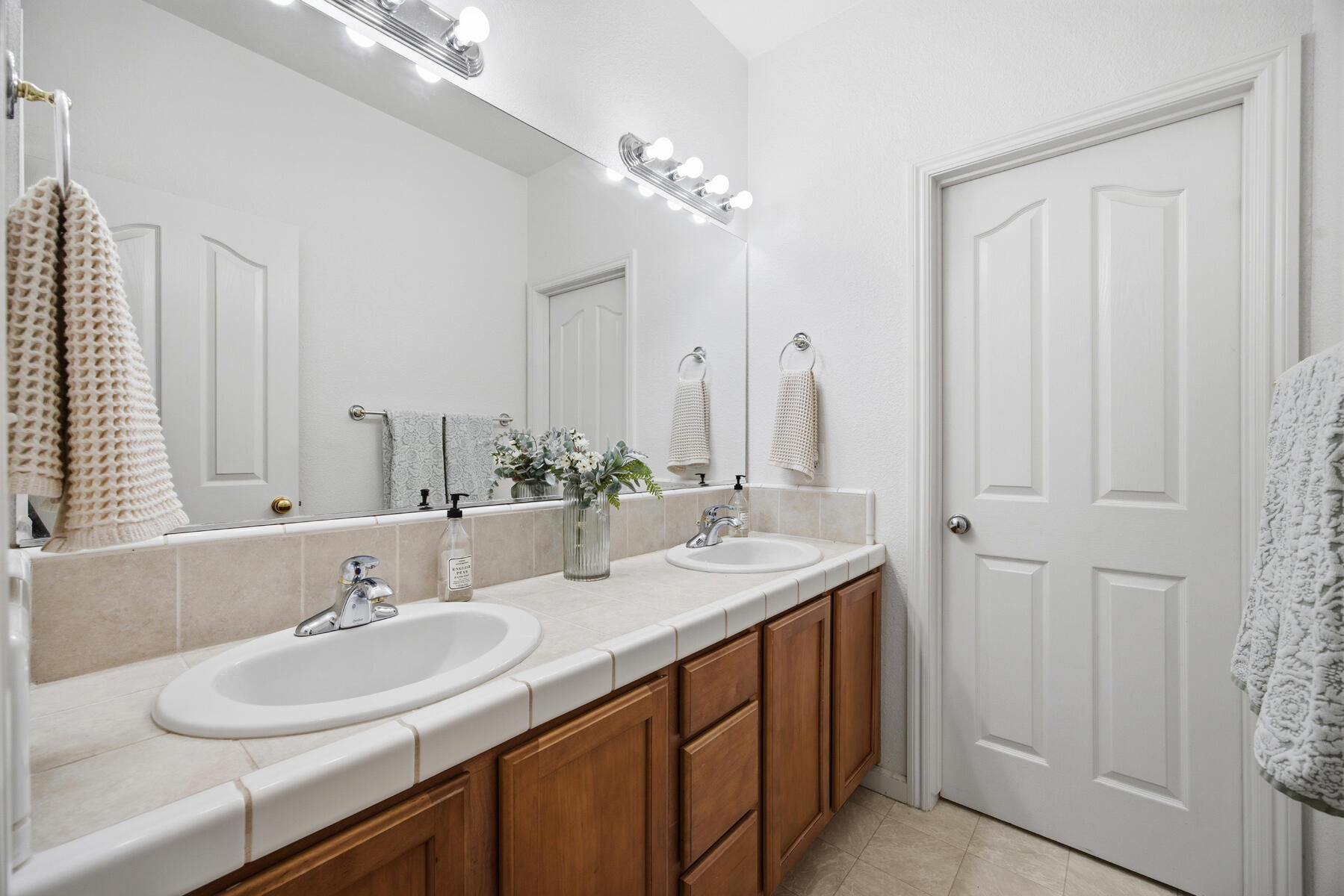 1242 N Julieann St, Visalia, CA 93291