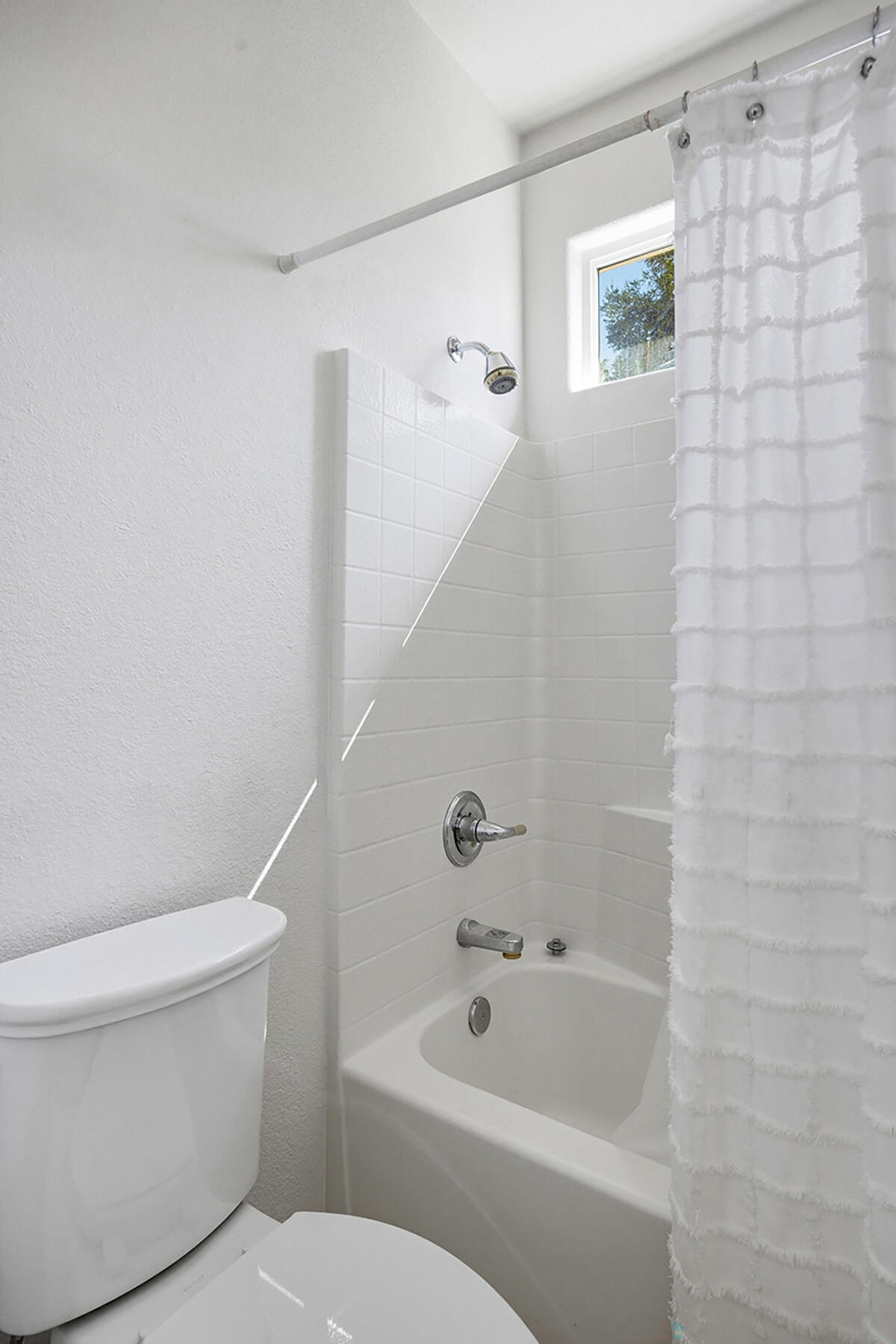 1242 N Julieann St, Visalia, CA 93291