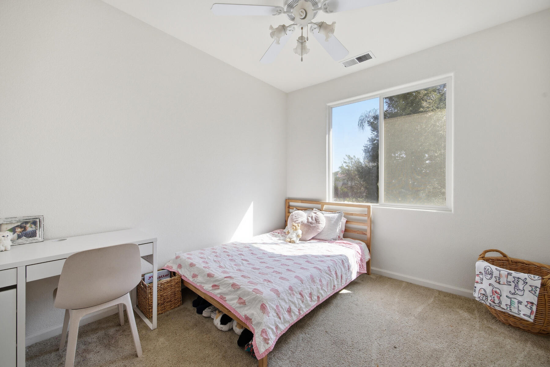 1242 N Julieann St, Visalia, CA 93291