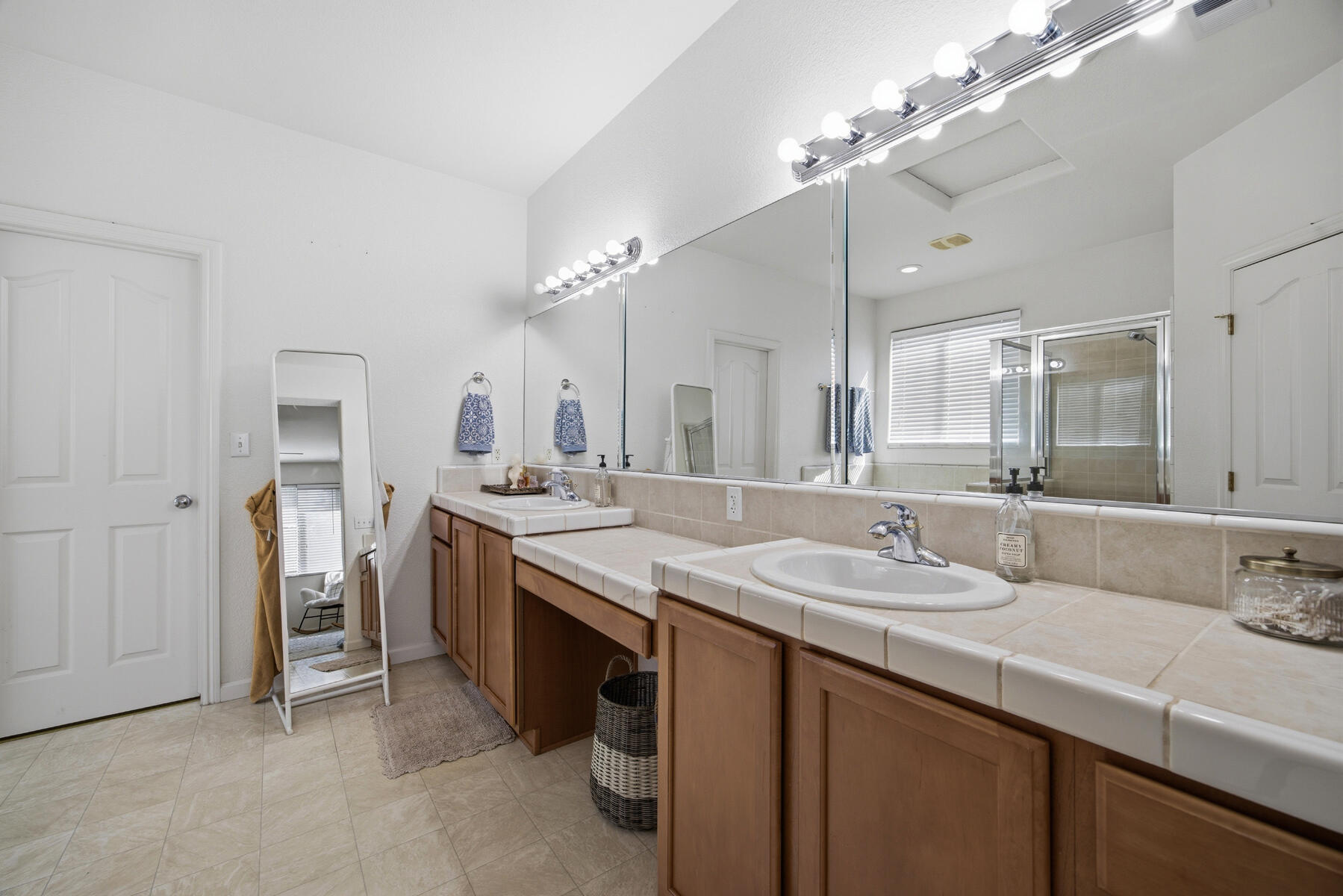 1242 N Julieann St, Visalia, CA 93291