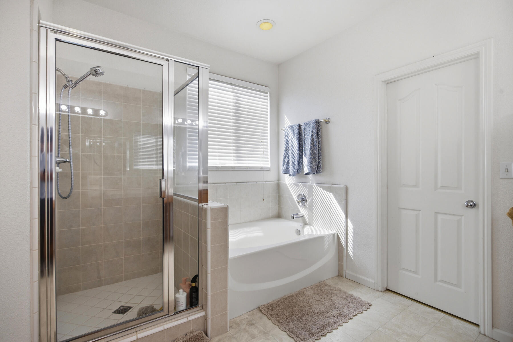 1242 N Julieann St, Visalia, CA 93291