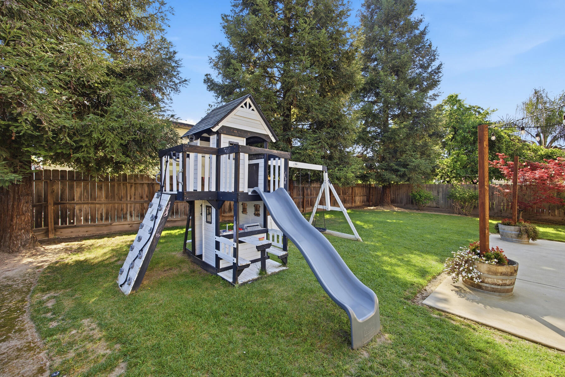 1242 N Julieann St, Visalia, CA 93291