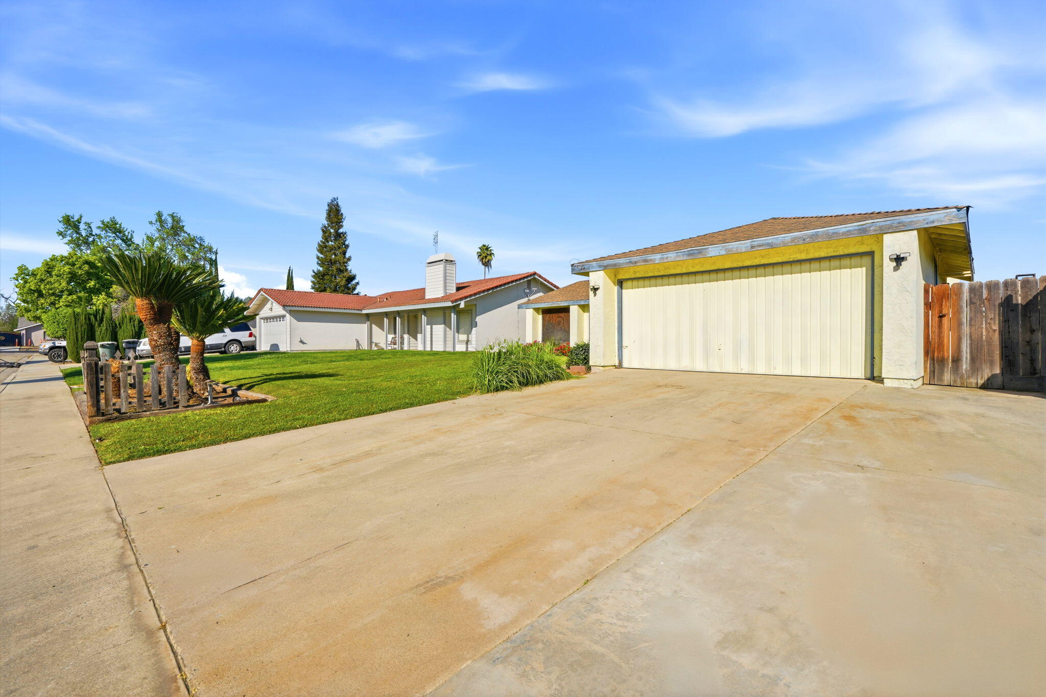 1908 N Cedar Ct, Visalia, CA 93292