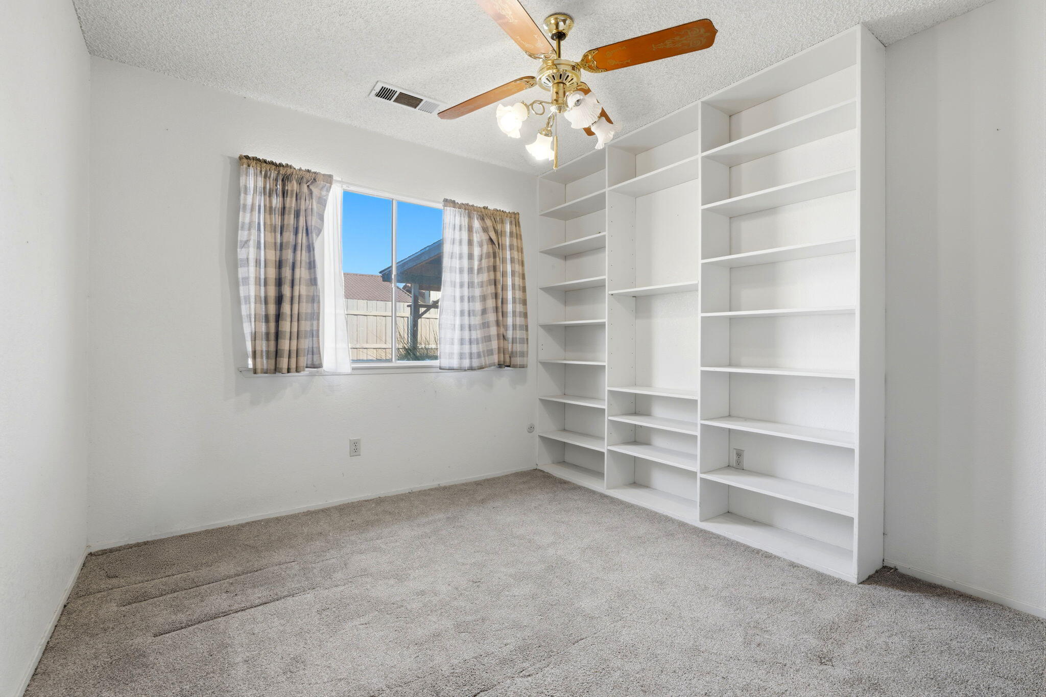 1908 N Cedar Ct, Visalia, CA 93292