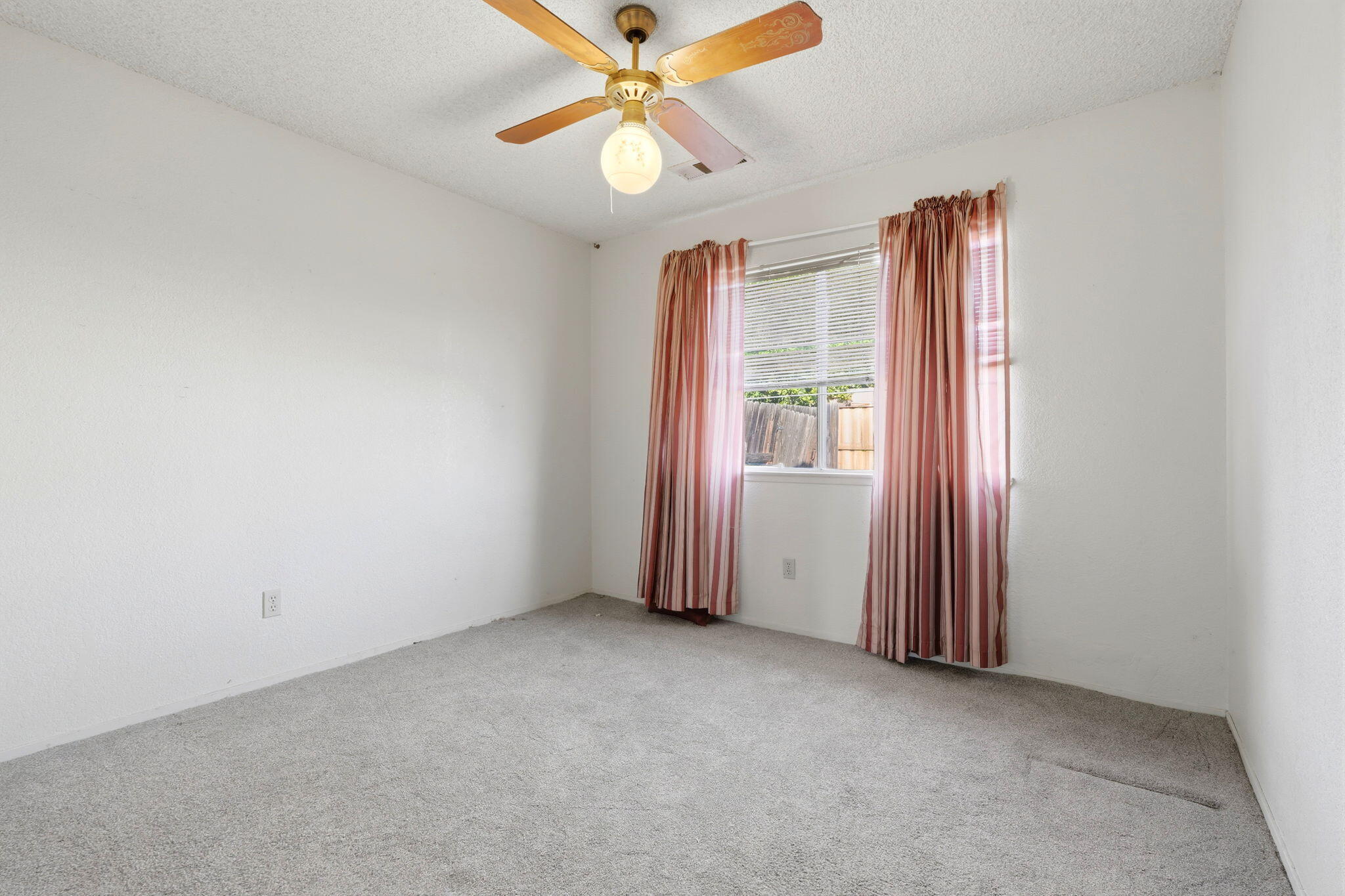 1908 N Cedar Ct, Visalia, CA 93292