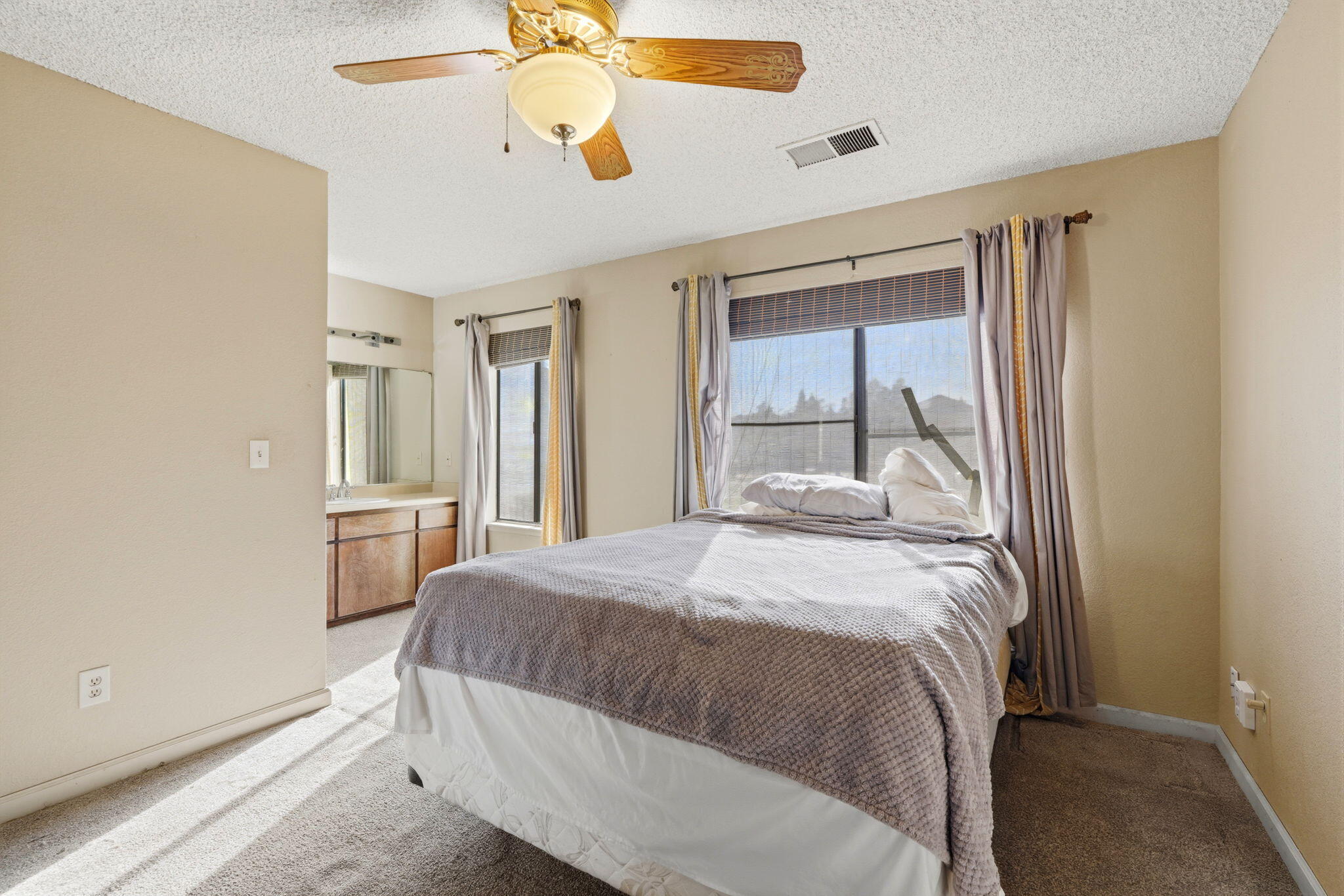 1908 N Cedar Ct, Visalia, CA 93292