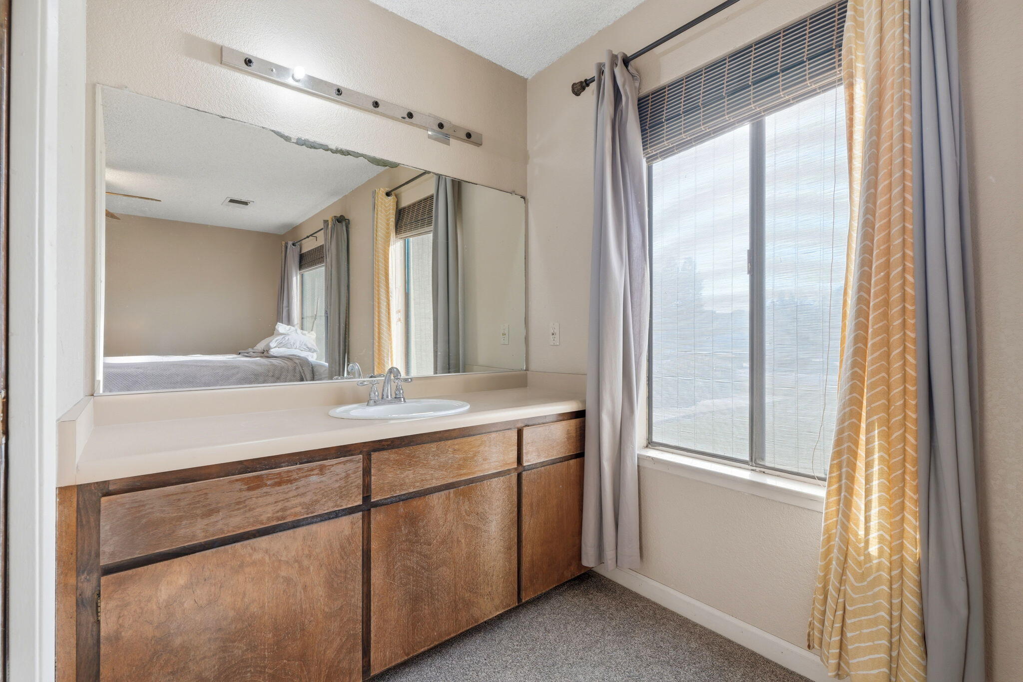 1908 N Cedar Ct, Visalia, CA 93292