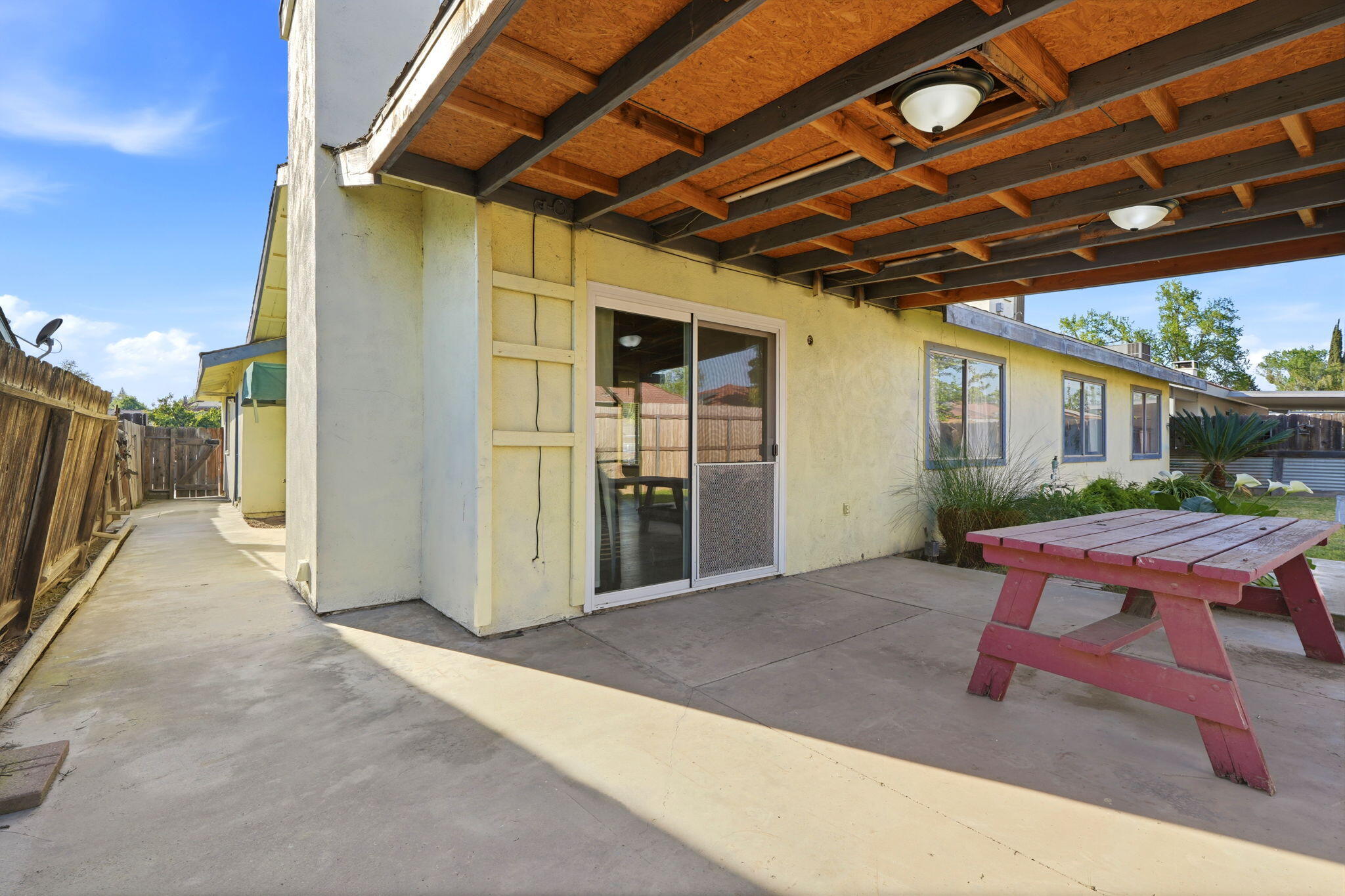 1908 N Cedar Ct, Visalia, CA 93292