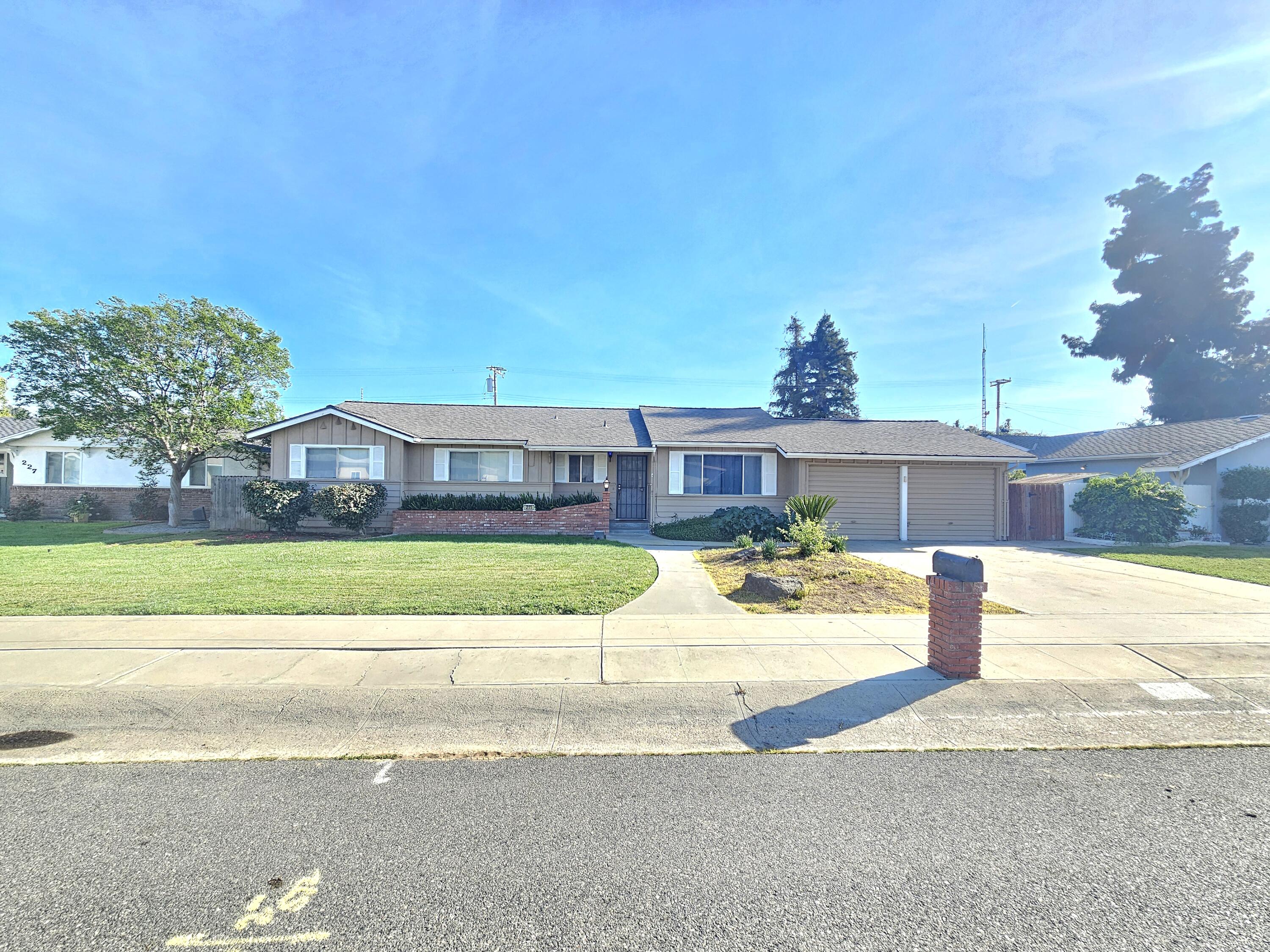 211 E Gail Ave, Tulare, CA 93274