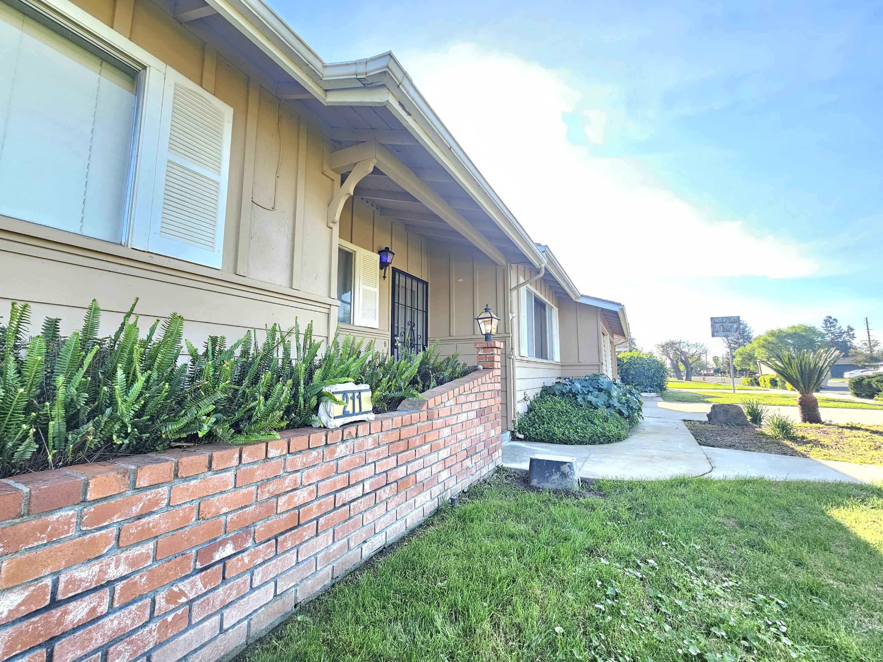 211 E Gail Ave, Tulare, CA 93274