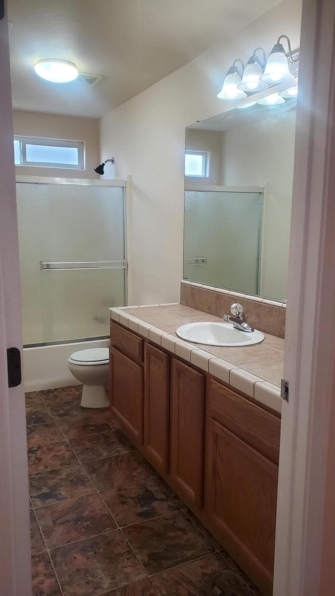 3927 E Center St, Visalia, CA 93291