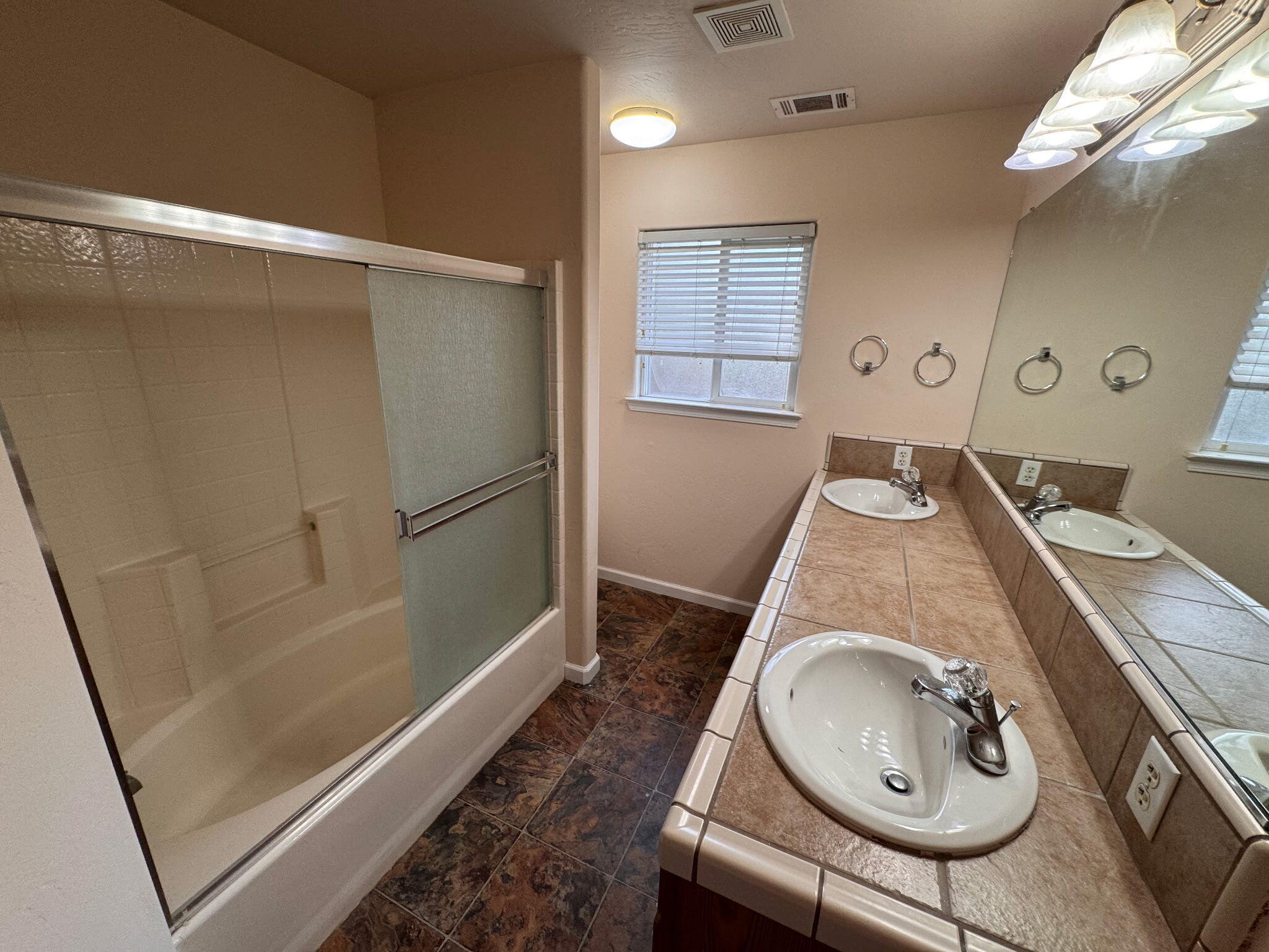 3927 E Center St, Visalia, CA 93291