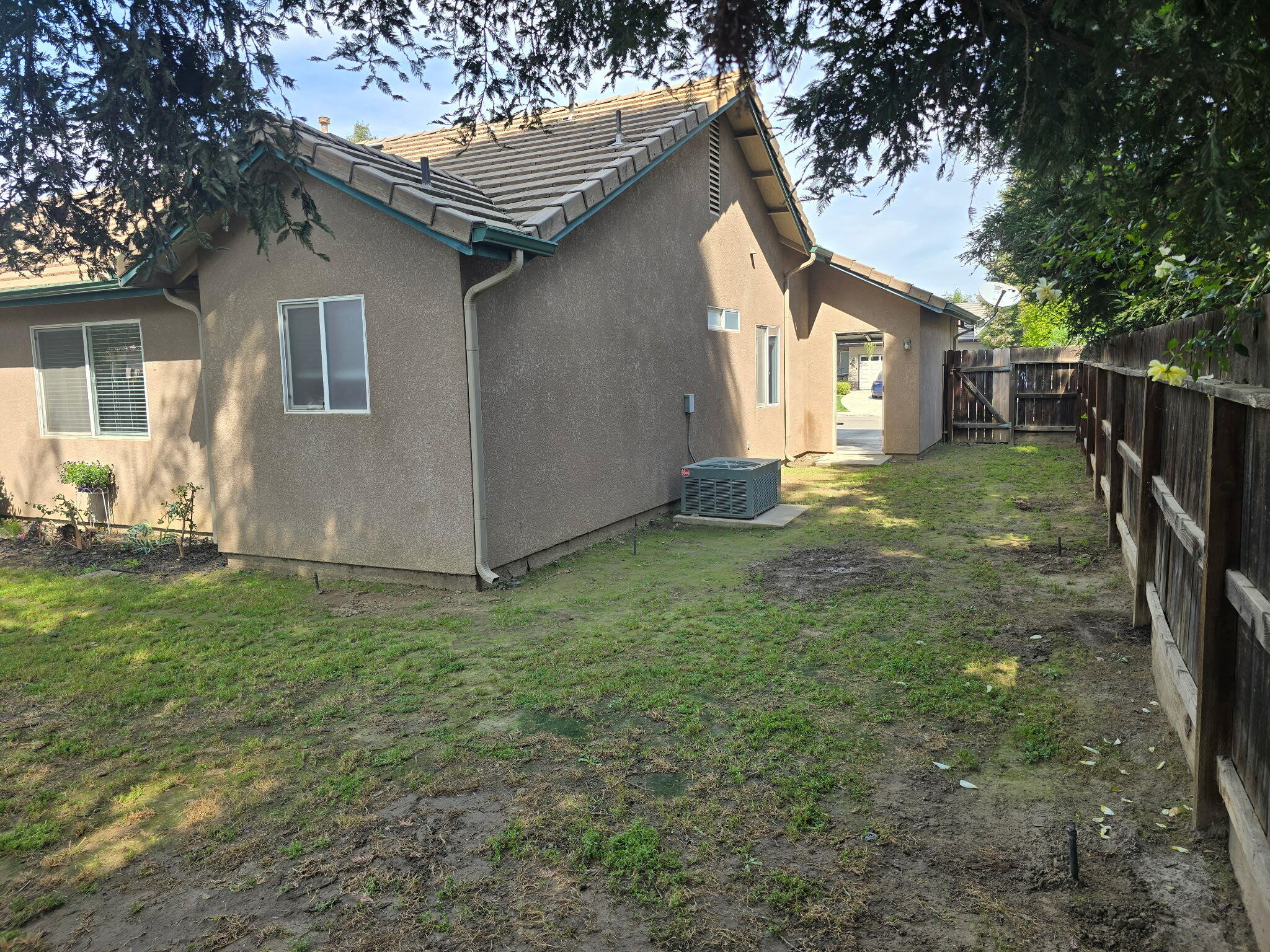 3927 E Center St, Visalia, CA 93291
