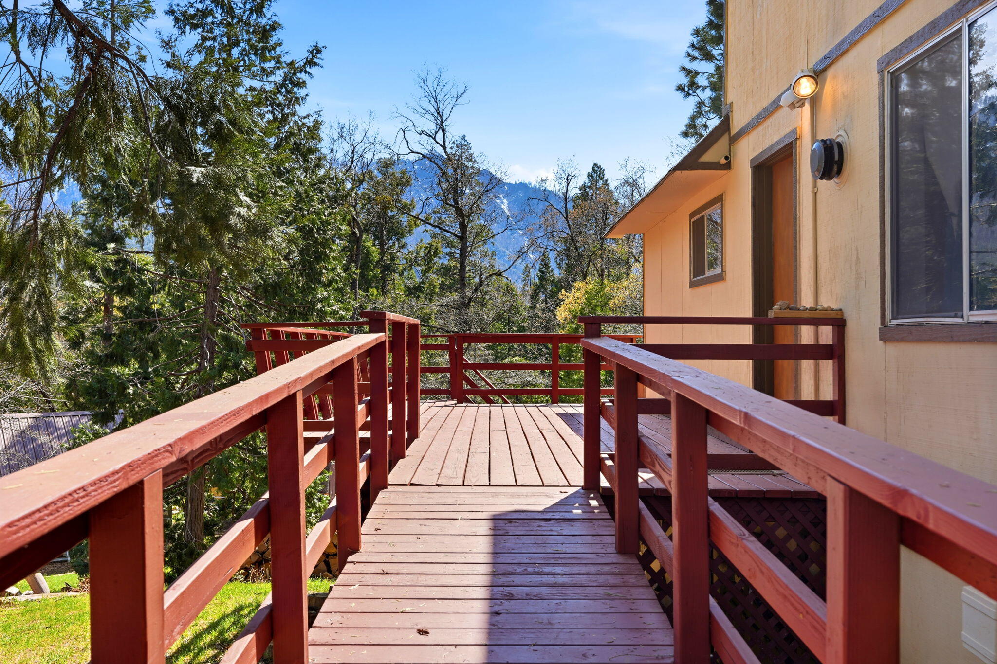 697 Loop Dr, Springville, CA 93265