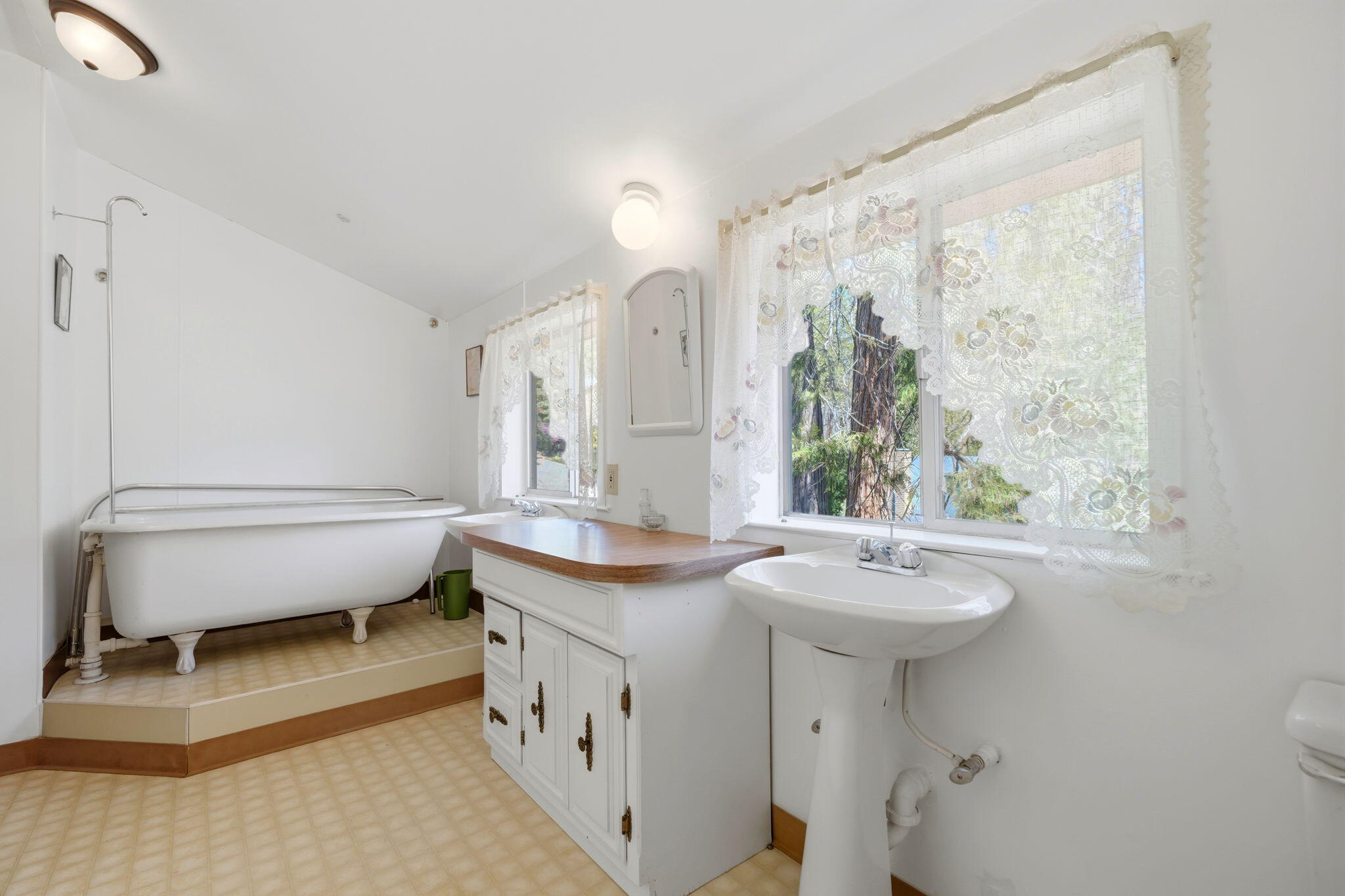 697 Loop Dr, Springville, CA 93265