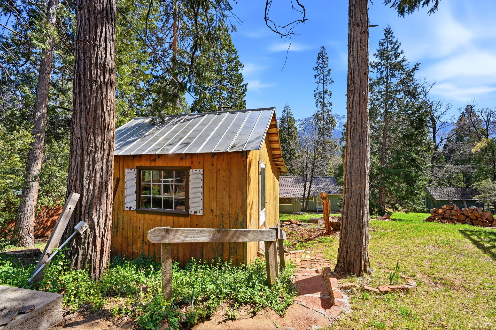 697 Loop Dr, Springville, CA 93265