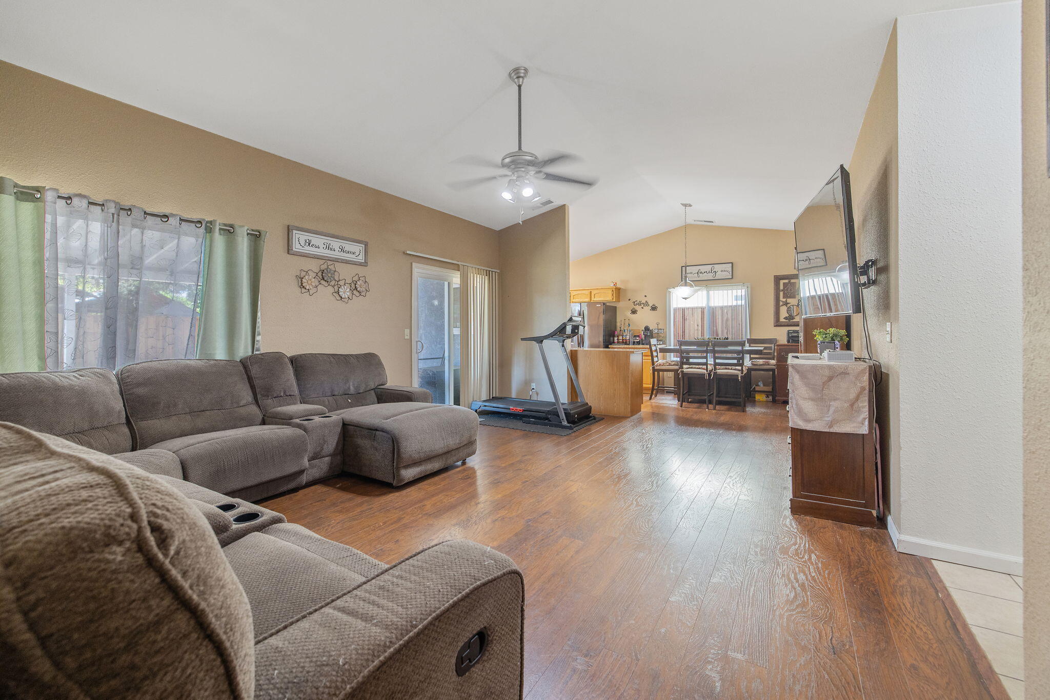 517 Tucker Ave, Sanger, CA 93657
