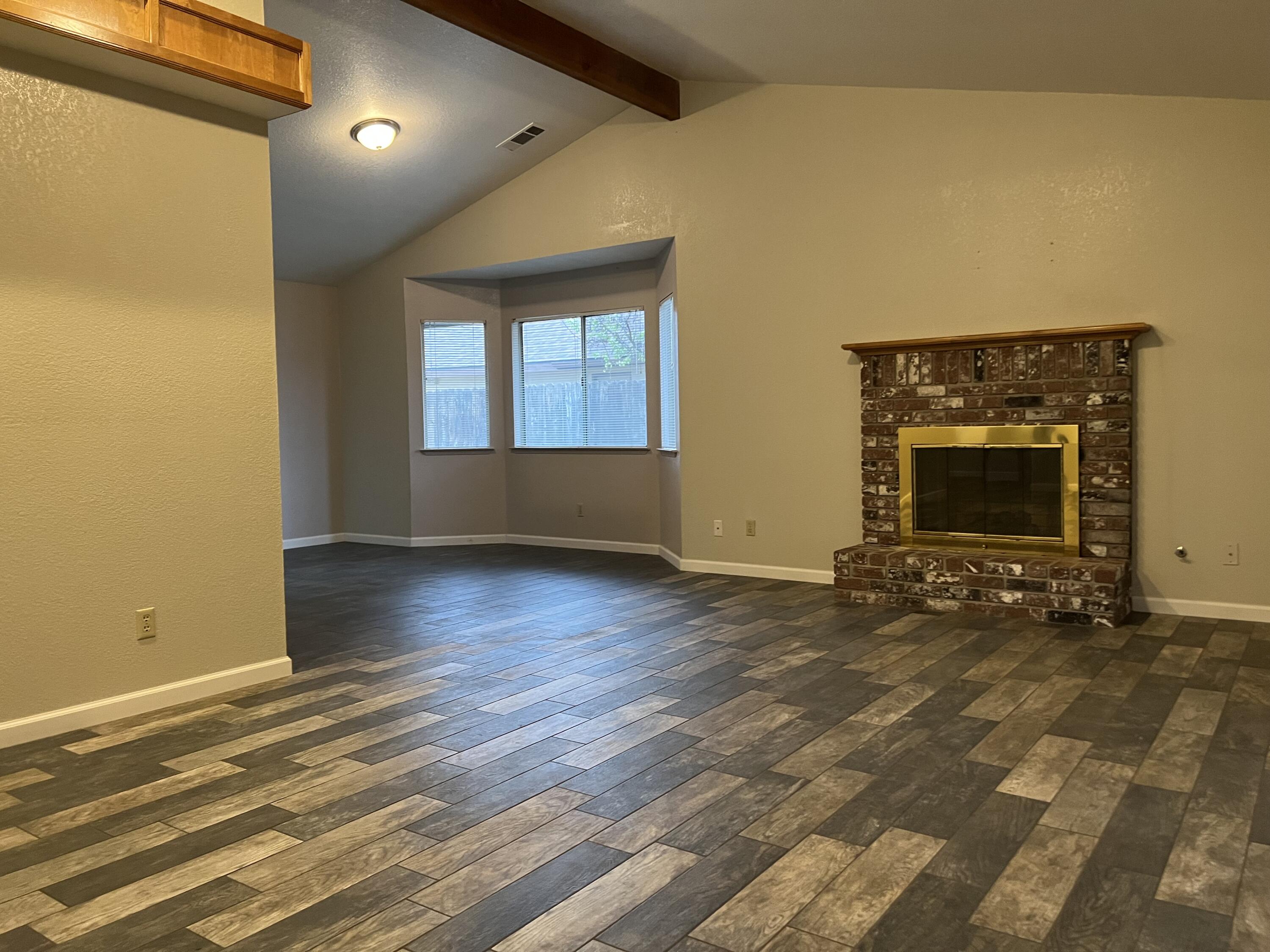 576 S Aronian St, Tulare, CA 93274