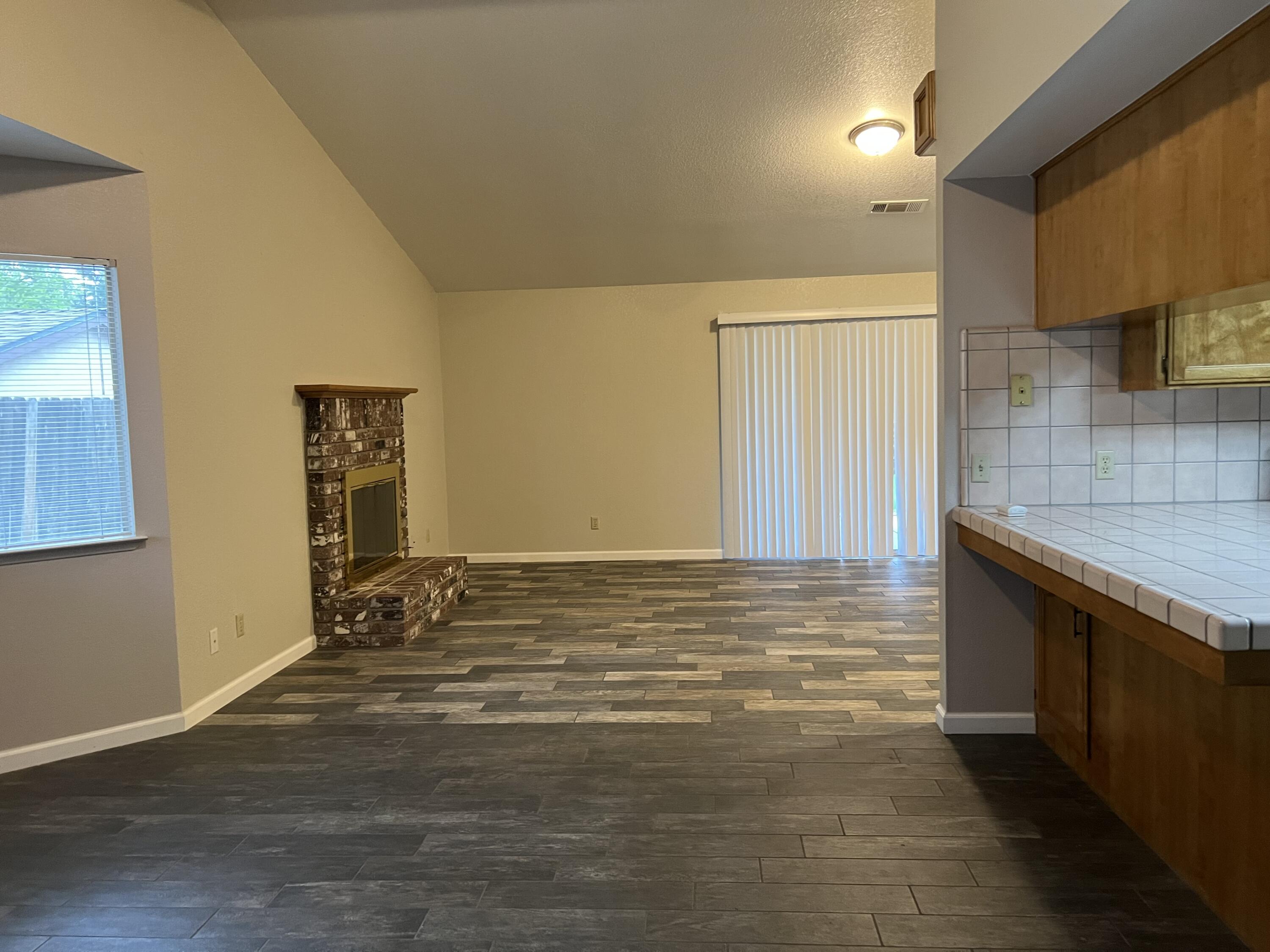 576 S Aronian St, Tulare, CA 93274