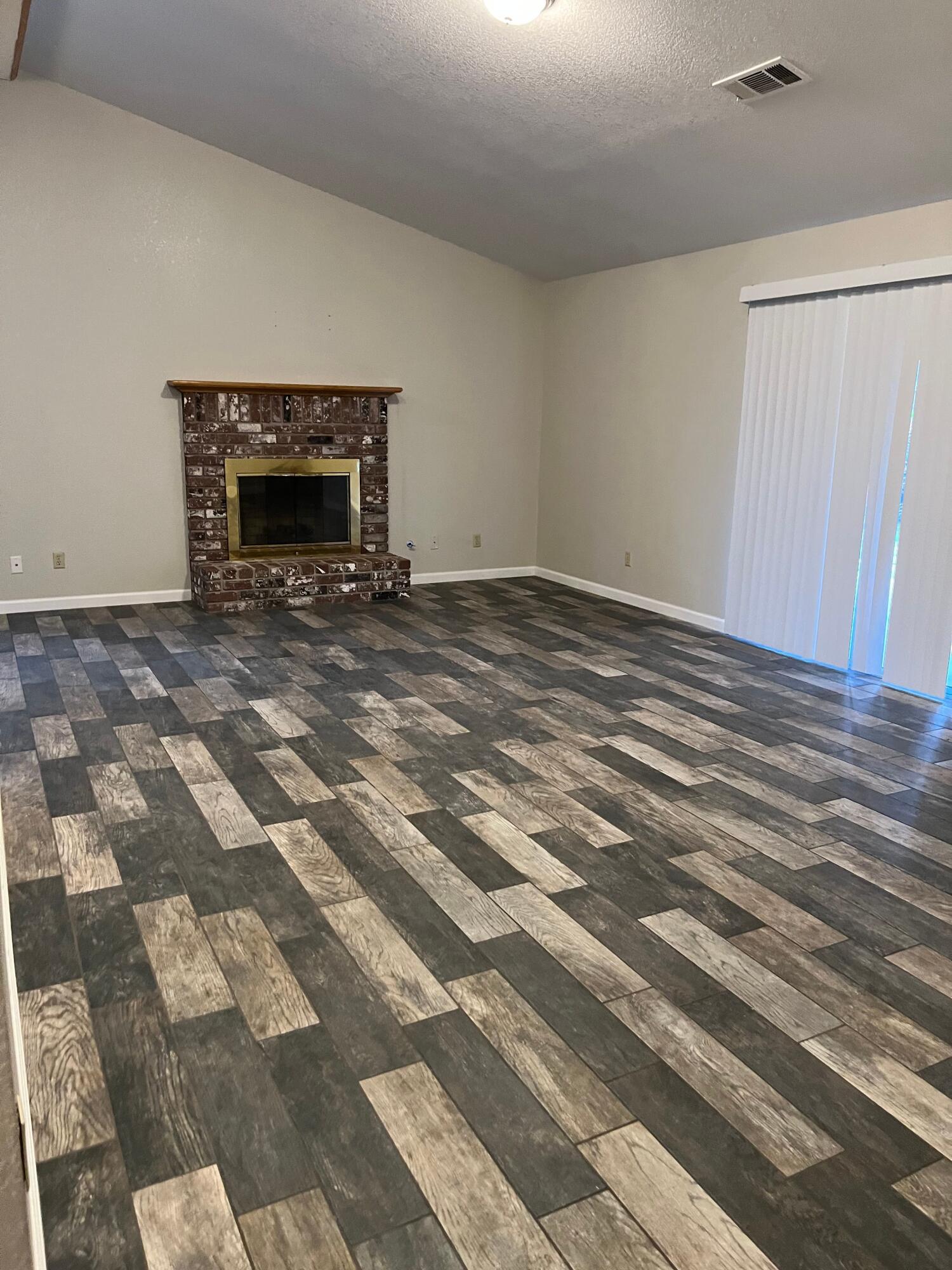 576 S Aronian St, Tulare, CA 93274