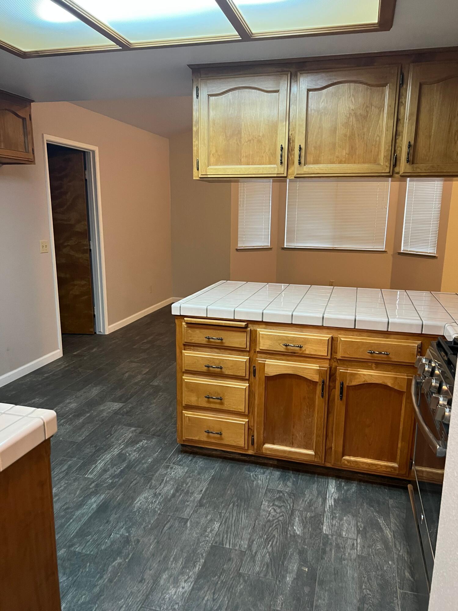 576 S Aronian St, Tulare, CA 93274