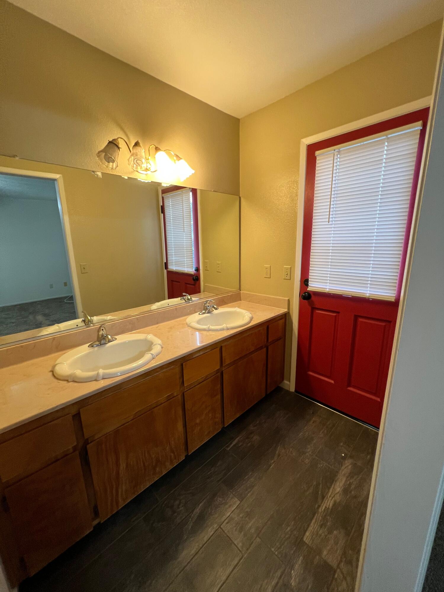 576 S Aronian St, Tulare, CA 93274