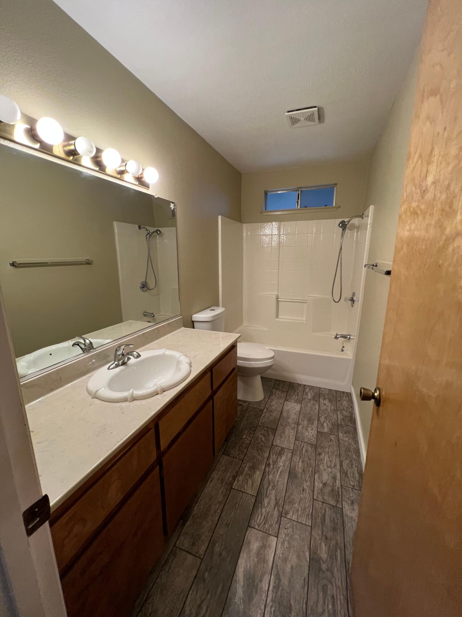 576 S Aronian St, Tulare, CA 93274