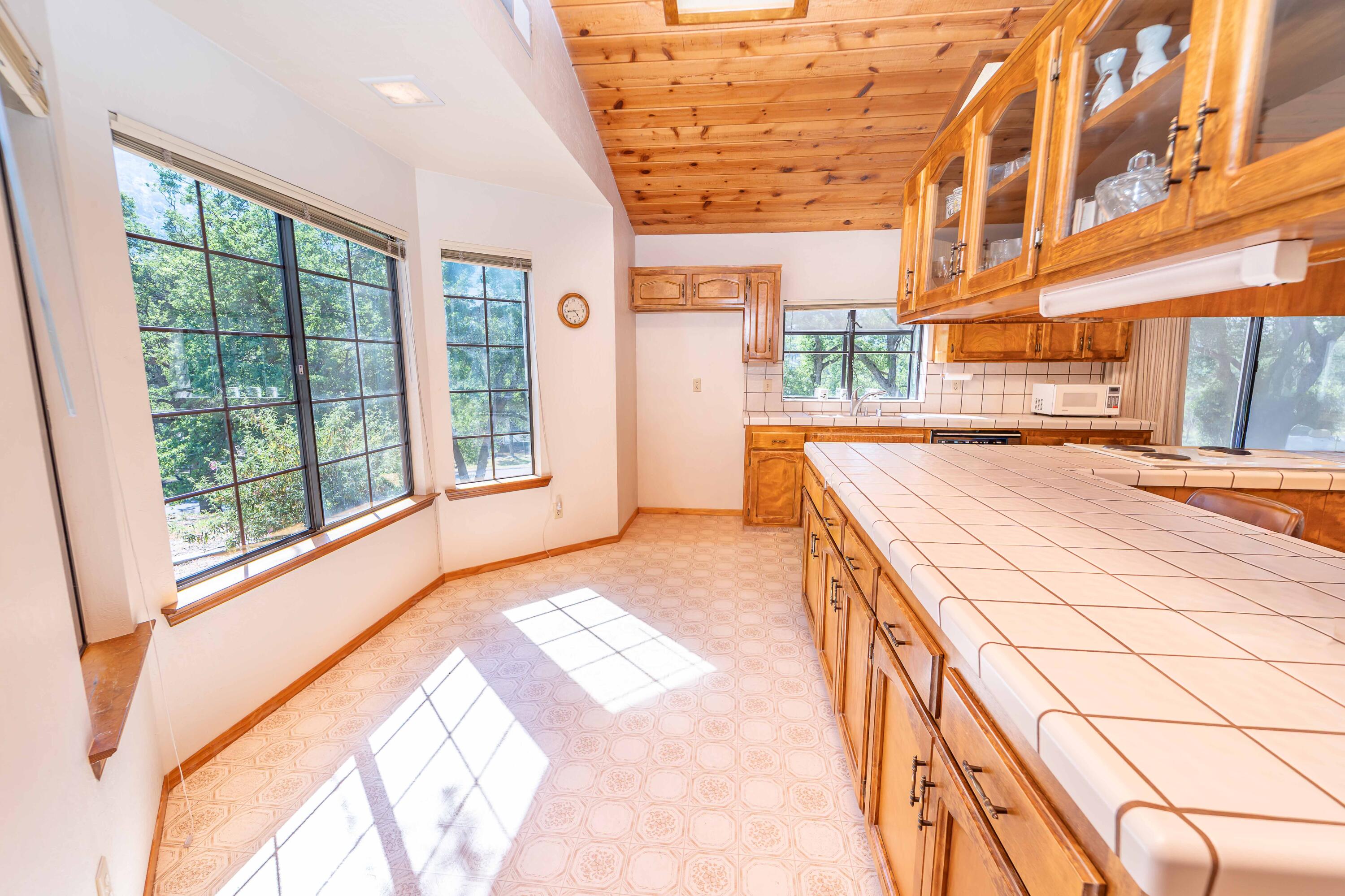 40962 Oakridge Dr, Three Rivers, CA 93271