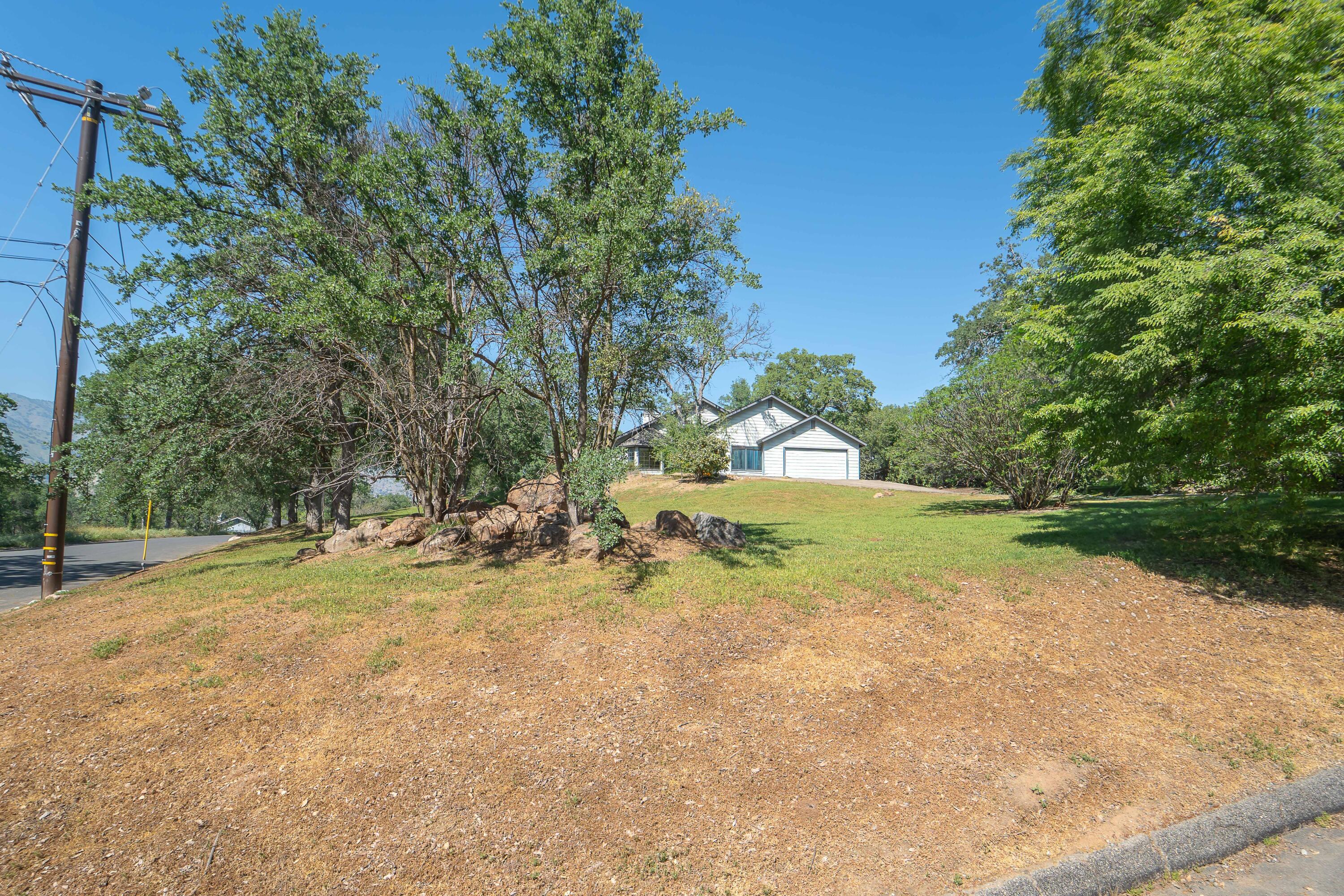 40962 Oakridge Dr, Three Rivers, CA 93271