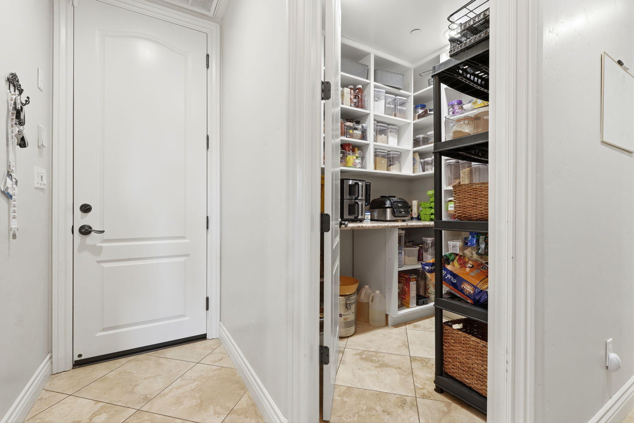 3939 W W Robinwood Ct, Visalia, CA 93291