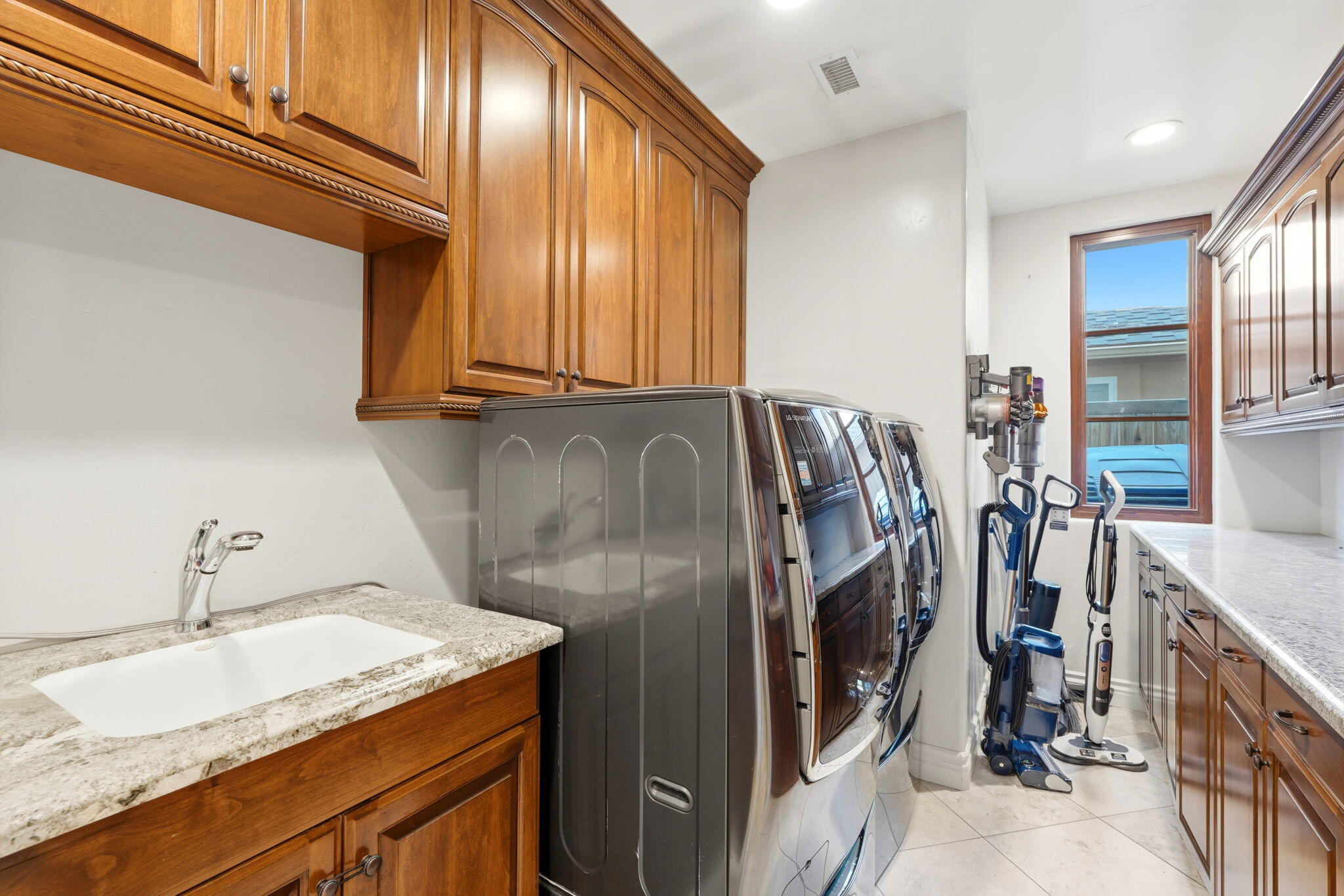 3939 W W Robinwood Ct, Visalia, CA 93291