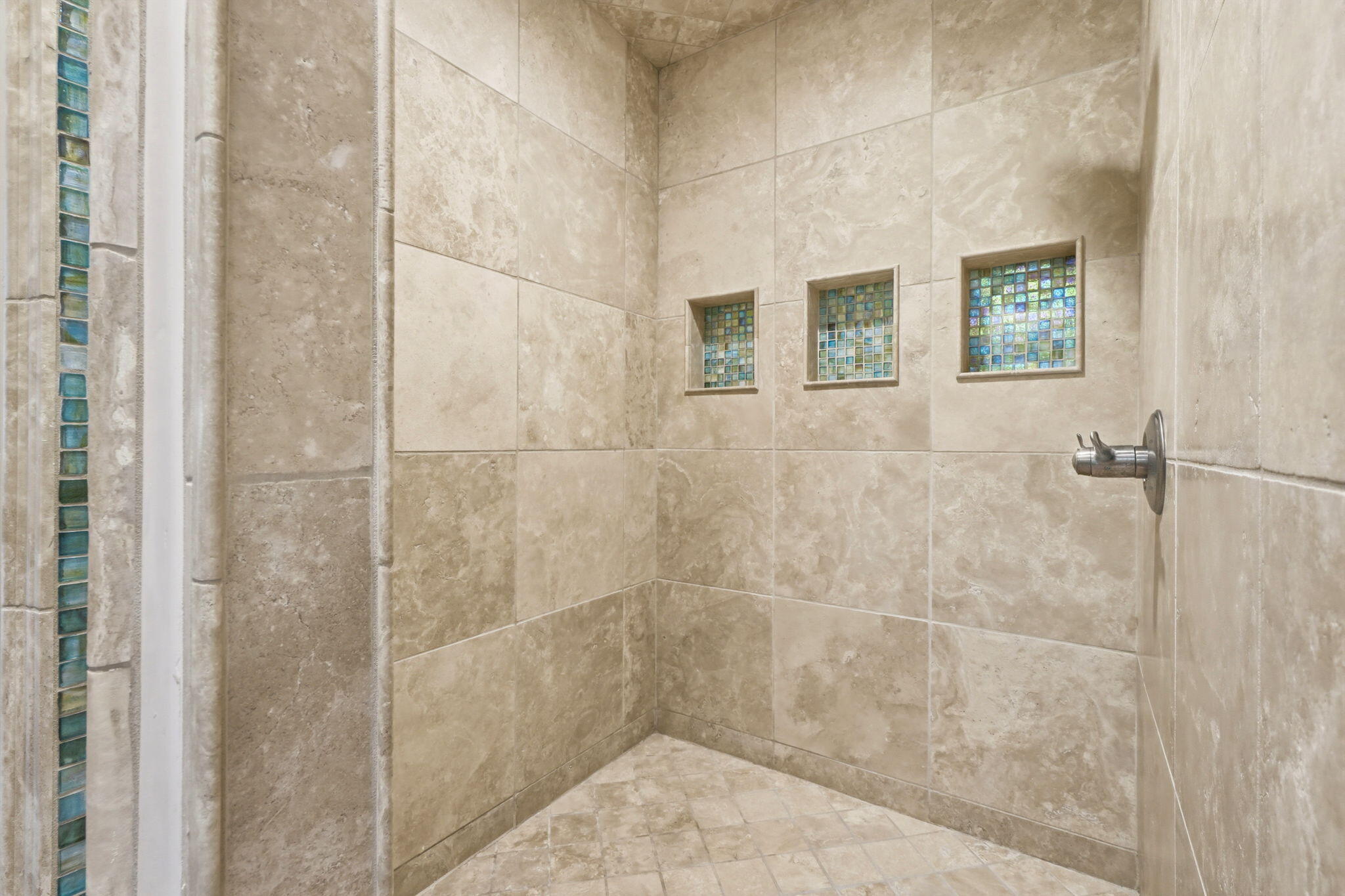 3939 W W Robinwood Ct, Visalia, CA 93291